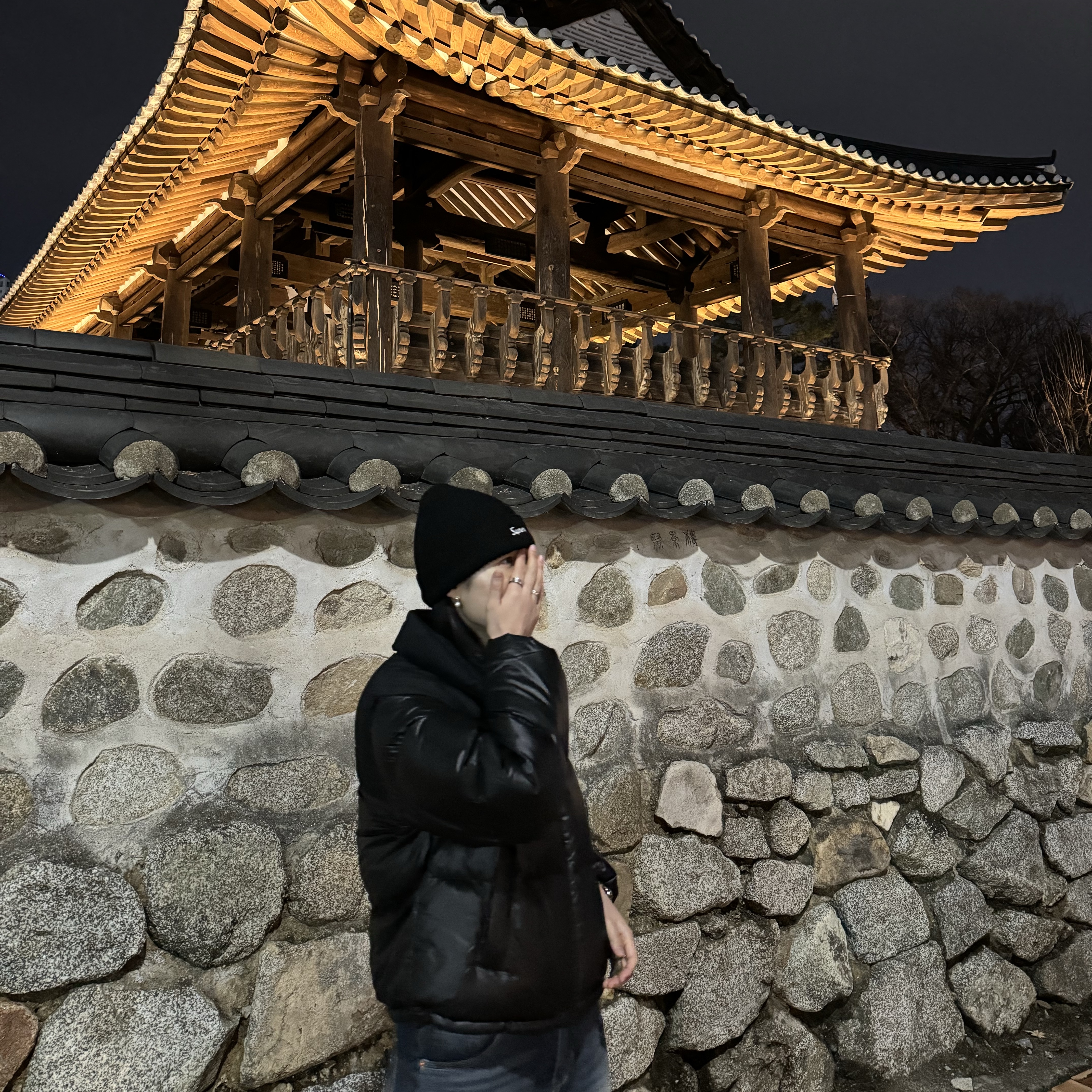 Supreme Loose Gauge Beanie Black 착용 스타일 - 3