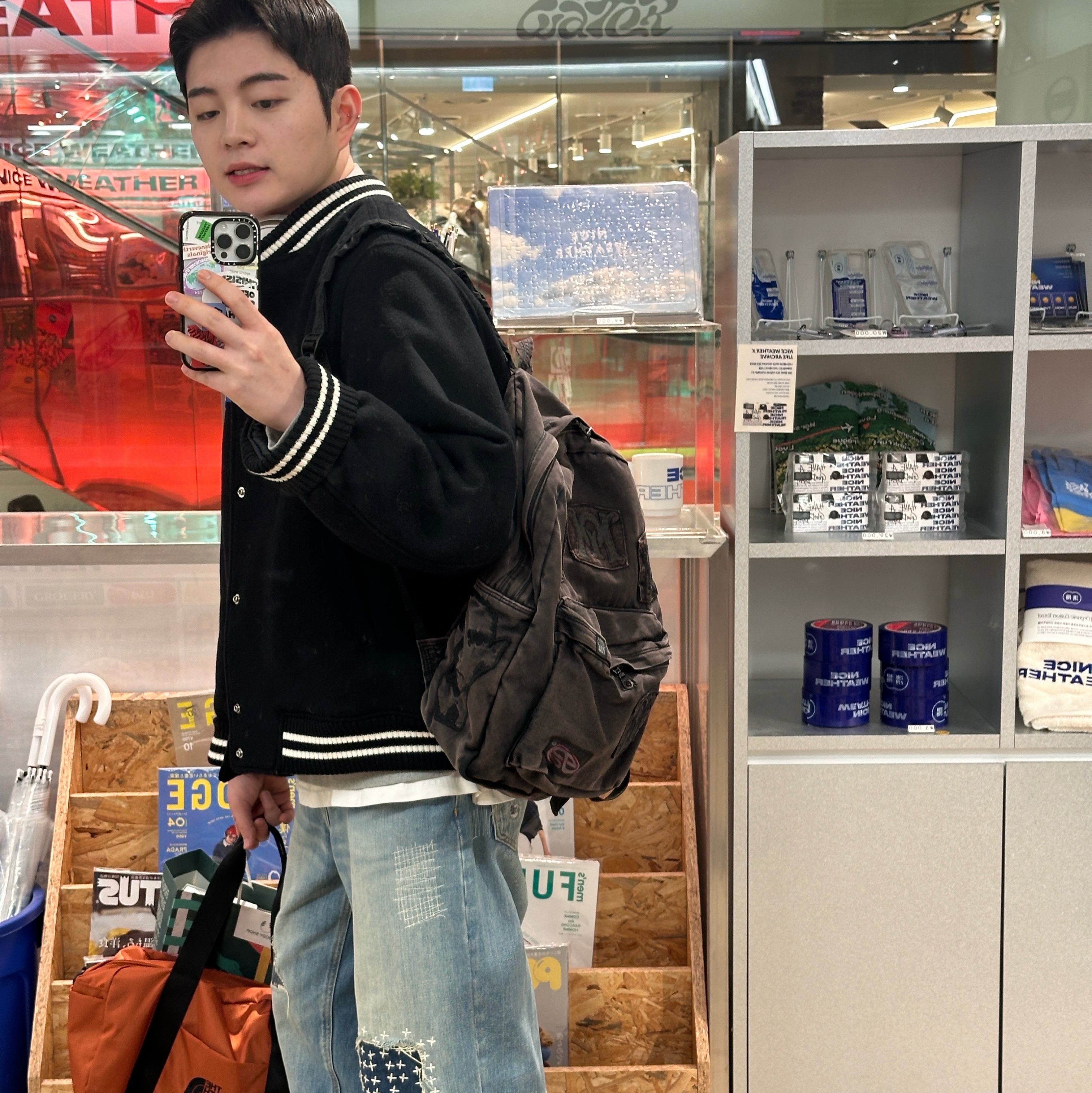 Ader Error Sig; TRS Tag Varsity Jacket 01 Noir, UGG Neuman Chestnut 착용 스타일 - 3