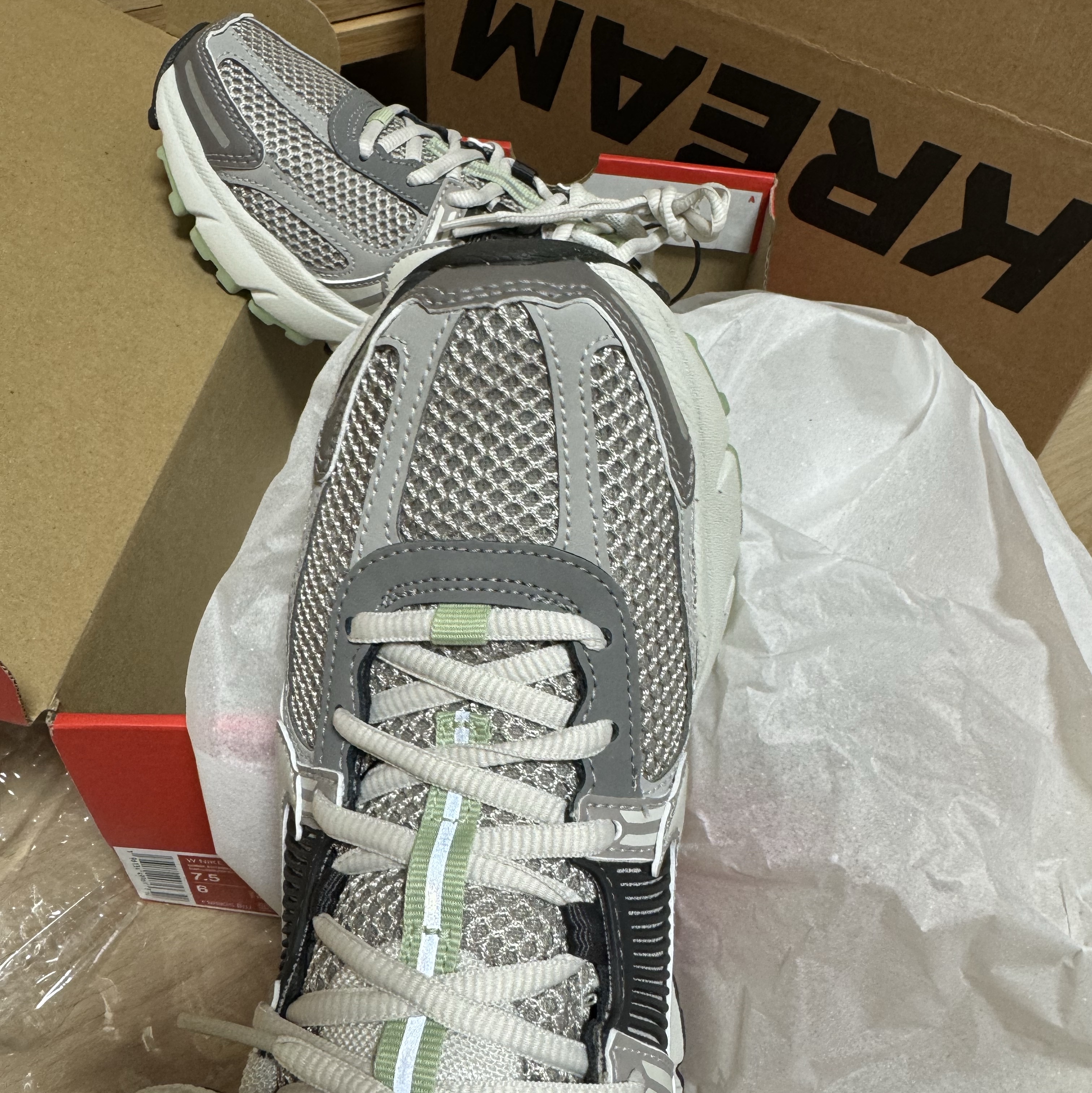 (W) Nike Zoom Vomero 5 Cobblestone and Flat Pewter 착용 스타일
