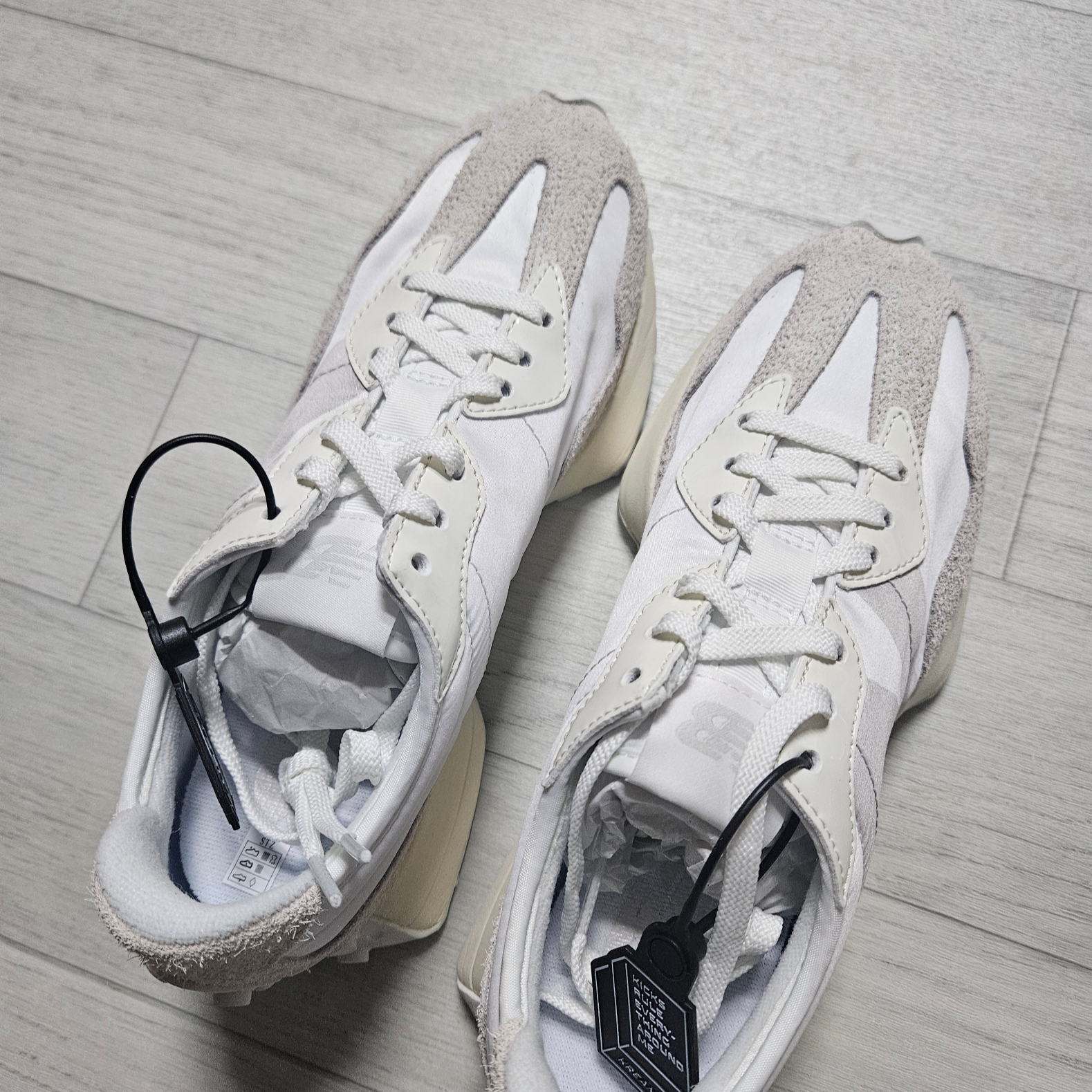 (W) New Balance 327 White Moonbeam 착용 스타일