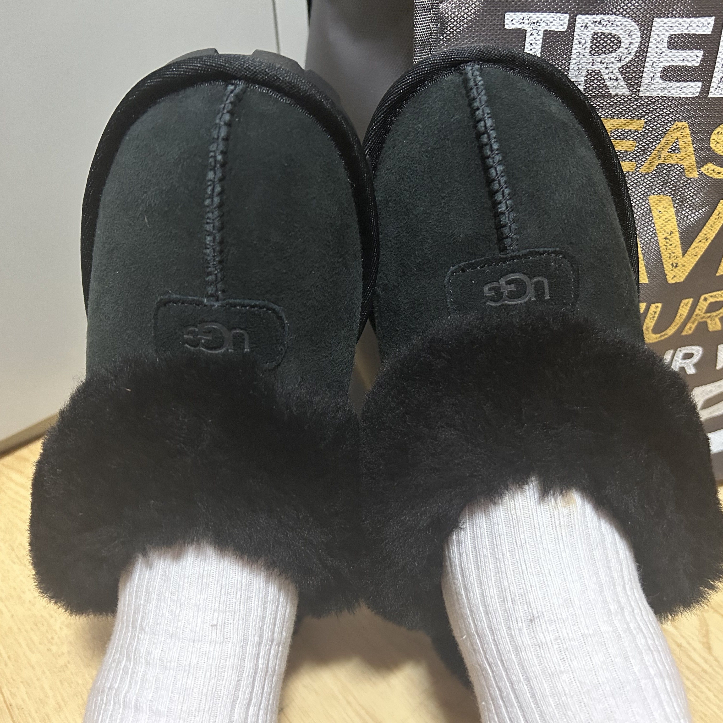 (W) UGG Coquette Slipper Black 착용 스타일