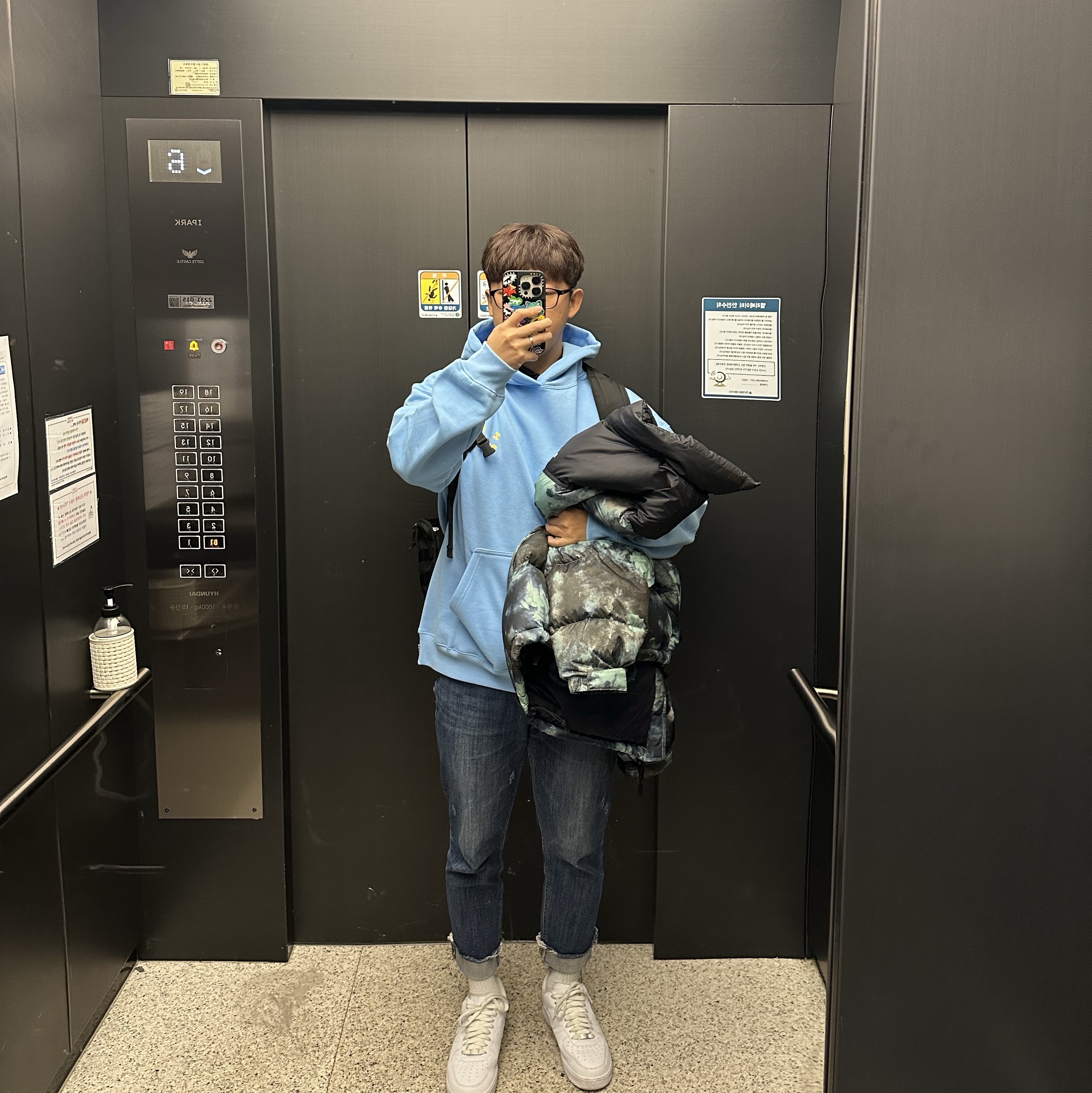 IAB Studio Hoodie Sky Blue Lemon 착용 스타일