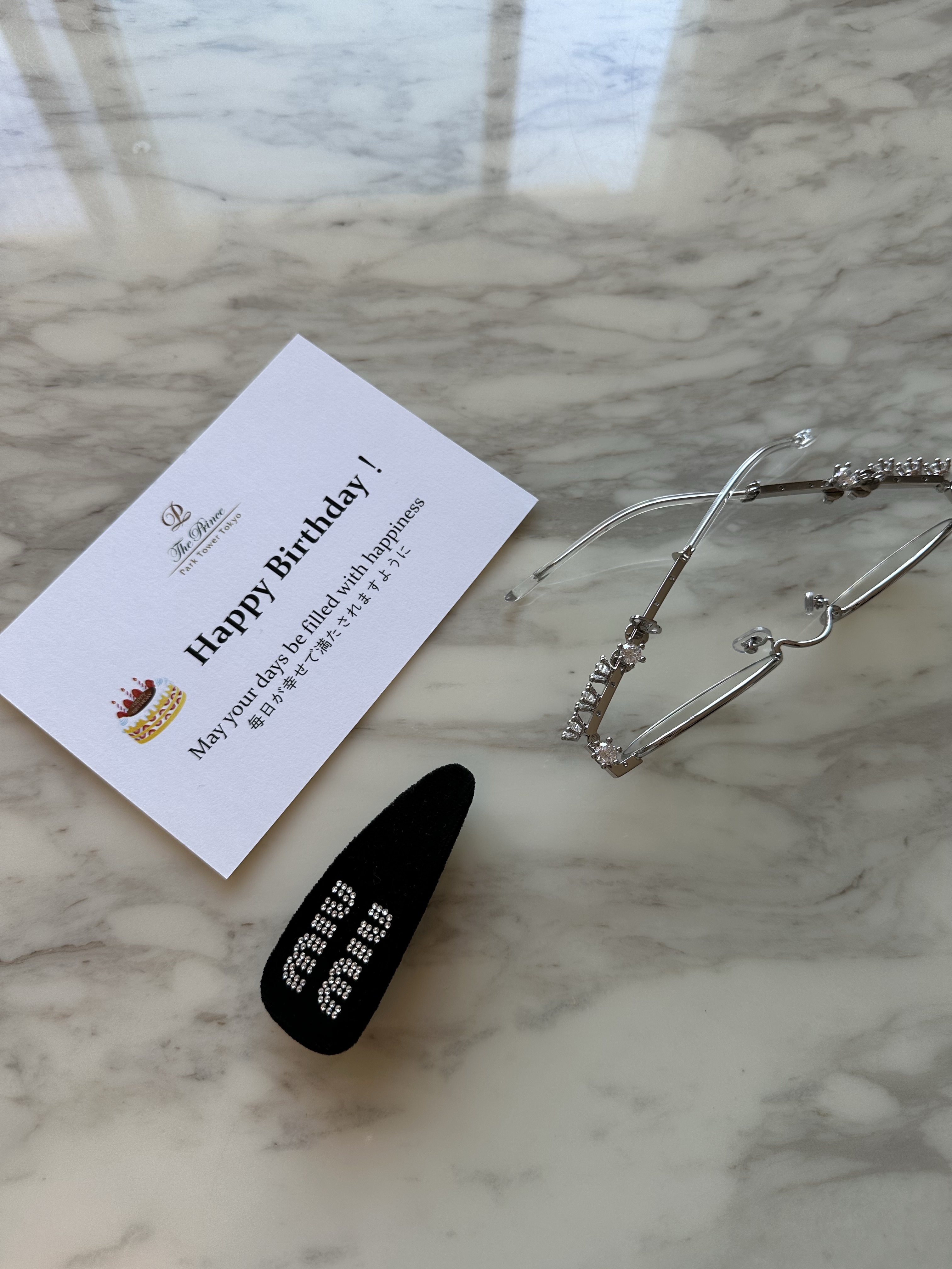 Gentle Monster x D'heygere Pierced 02 Silver, (W) Miu Miu Velvet Hair Clip Black 착용 스타일 - 1