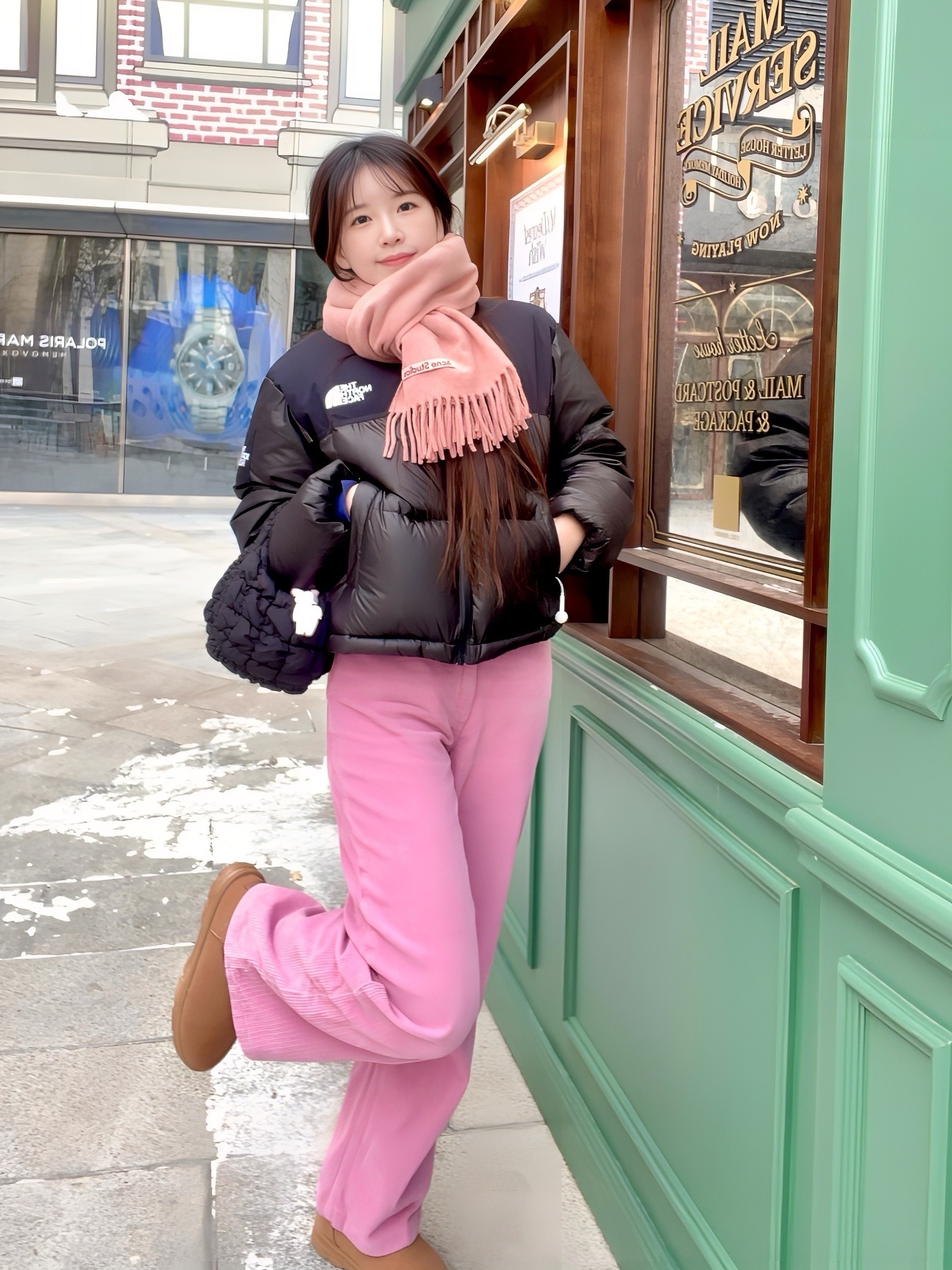 Acne Studios Narrow Wool Fringe Muffler Rose Melange, COS Quilted Micro Bag Black 착용 스타일 - 1