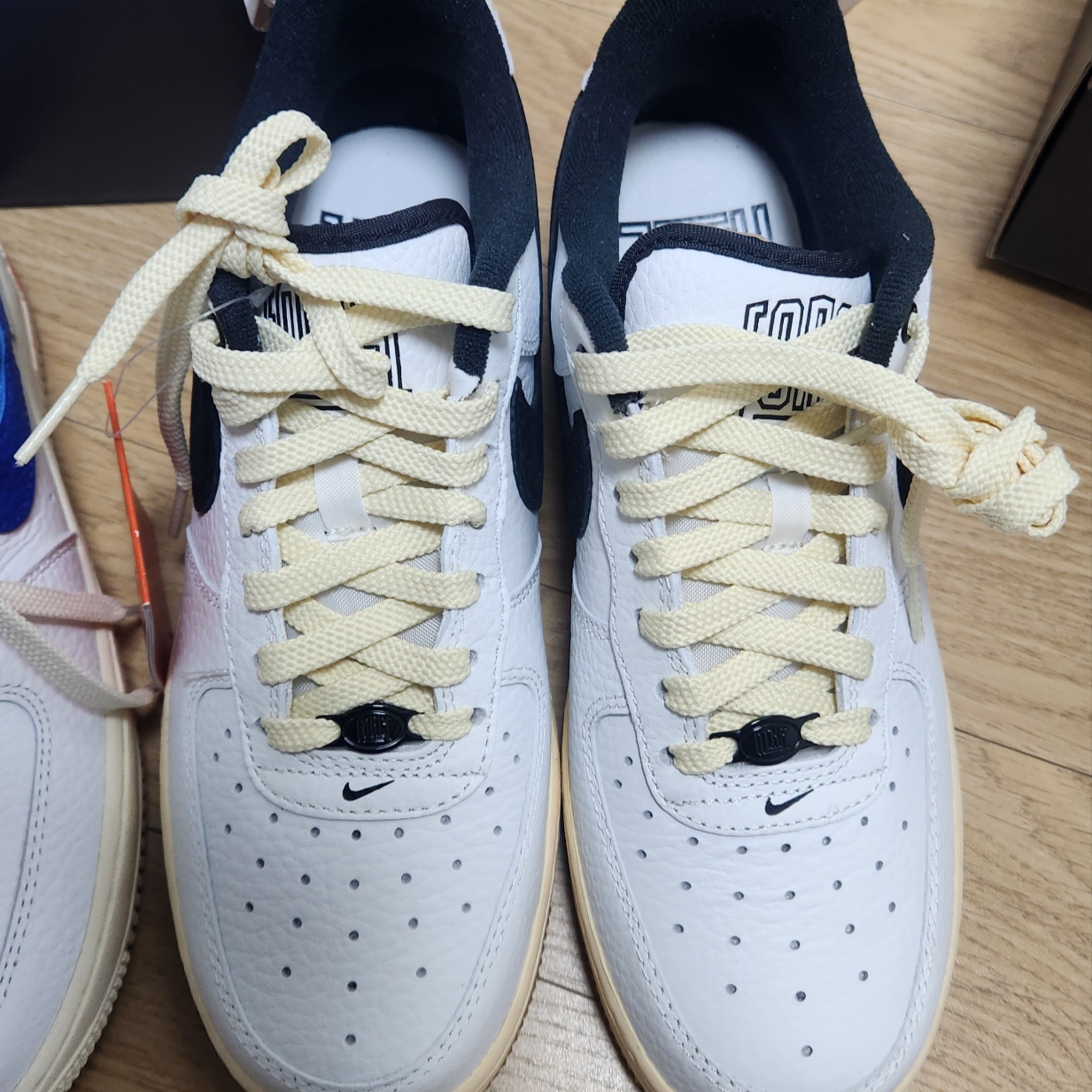 (W) Nike Air Force 1 '07 LX Black and Summit White 착용 스타일 - 3