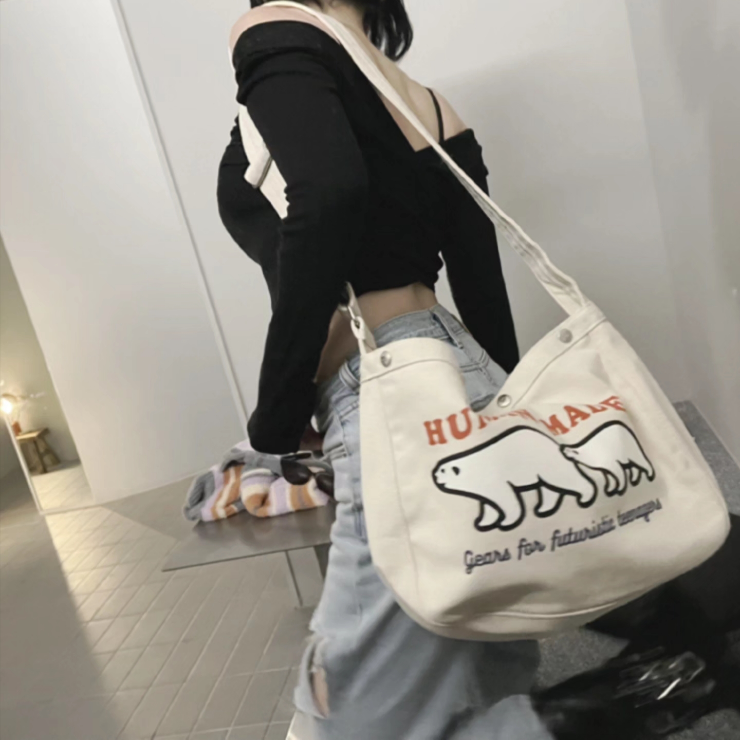 Human Made Paperboy Bag White 착용 스타일