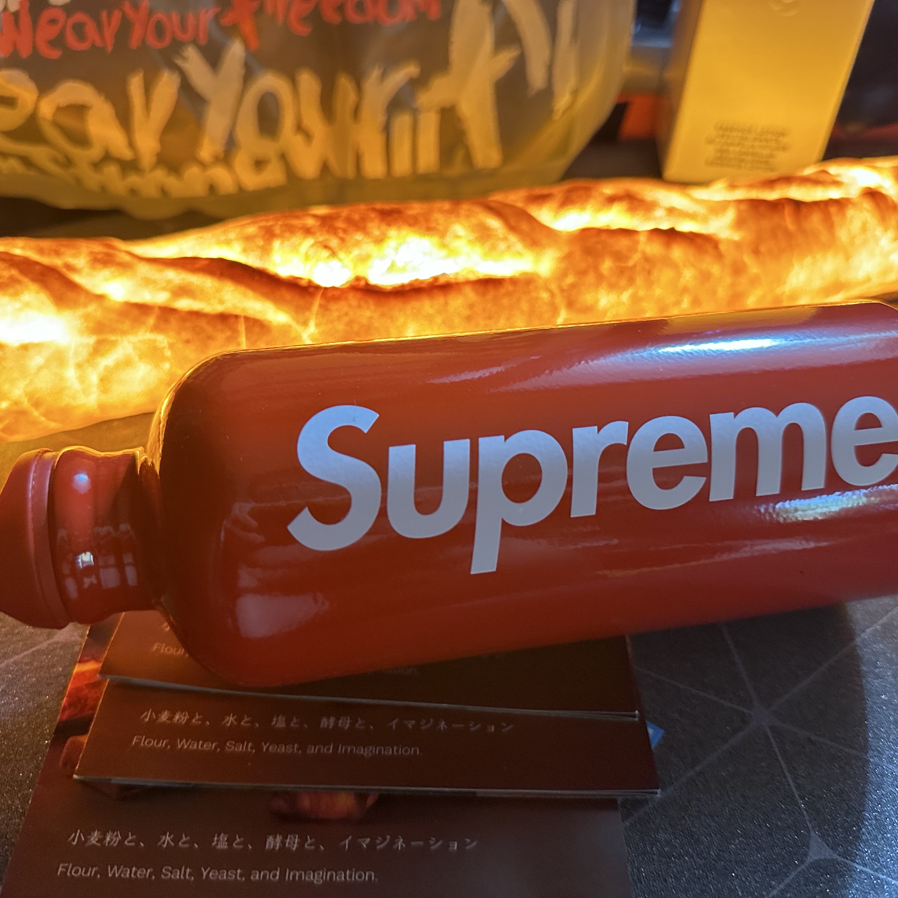 Supreme x Sigg Traveller 0.6L Water Bottle Red - 23SS 착용 스타일