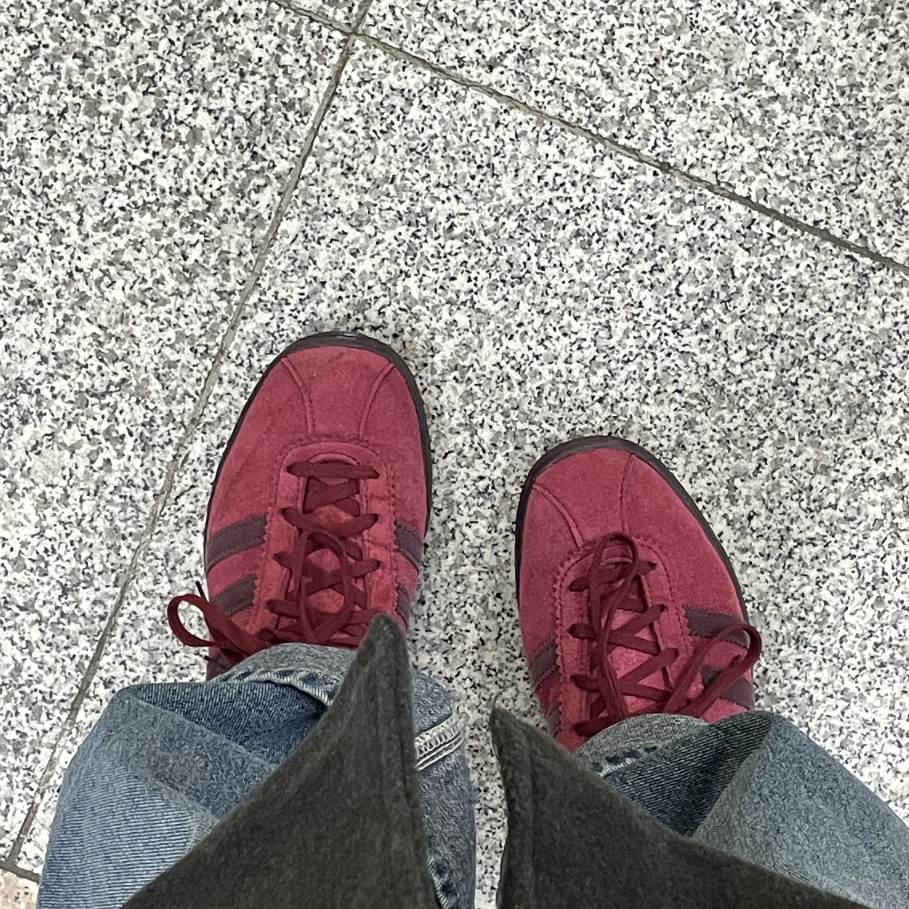 Adidas Tobacco Gruen Collegiate Burgundy 착용 스타일 - 1
