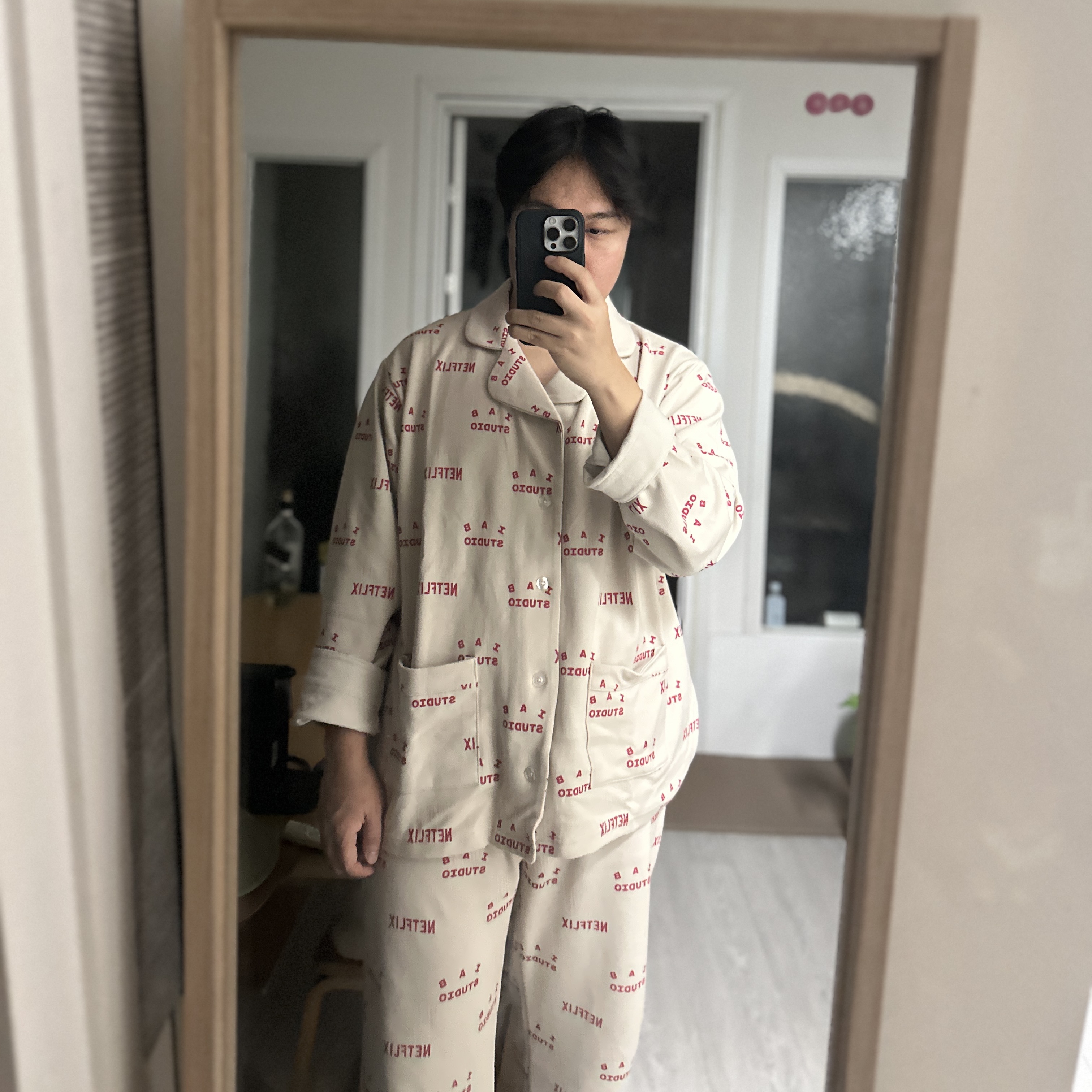 IAB Studio x Netflix Pajama Cushion Cover Set Oatmeal 착용 스타일