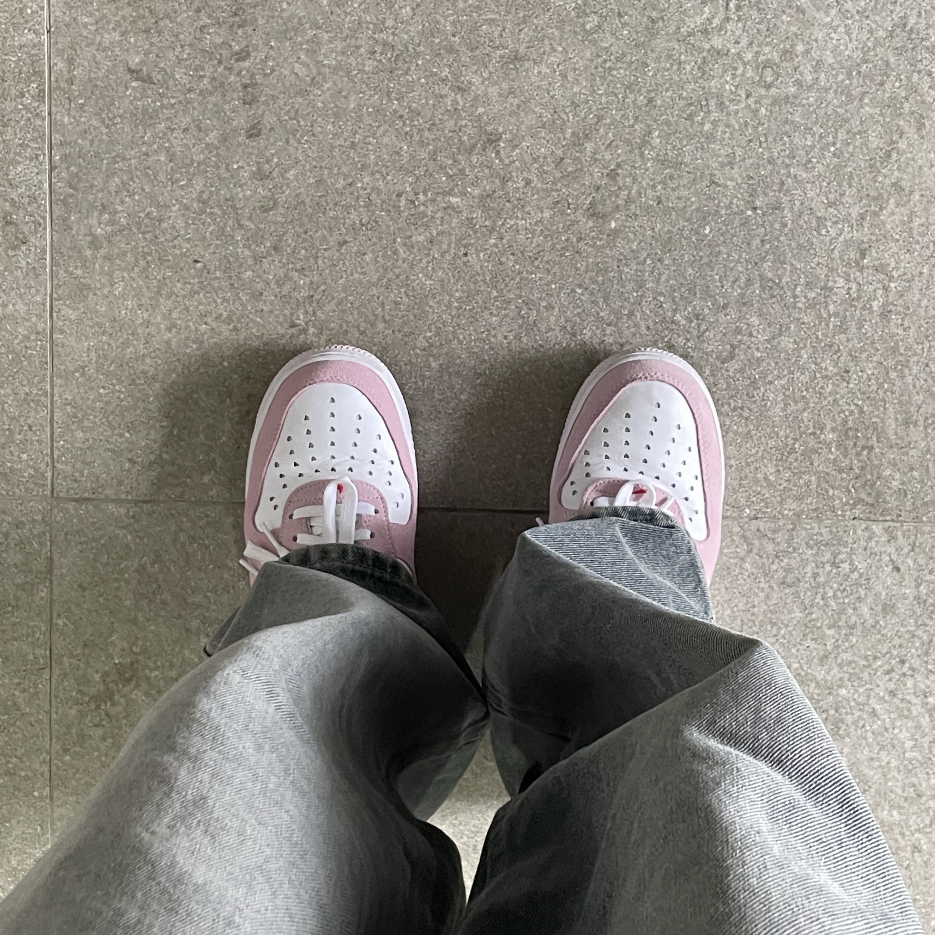 Nike Air Force 1 '07 QS Valentine's Day 착용 스타일
