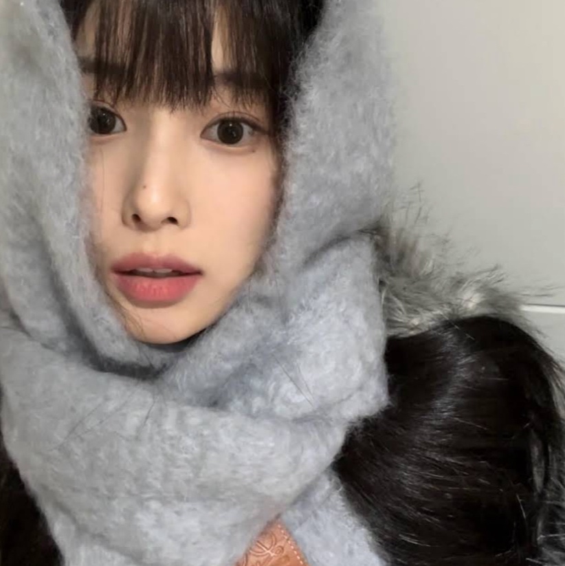 Loewe Wool and Mohair Muffler Light Grey 착용 스타일 - 2