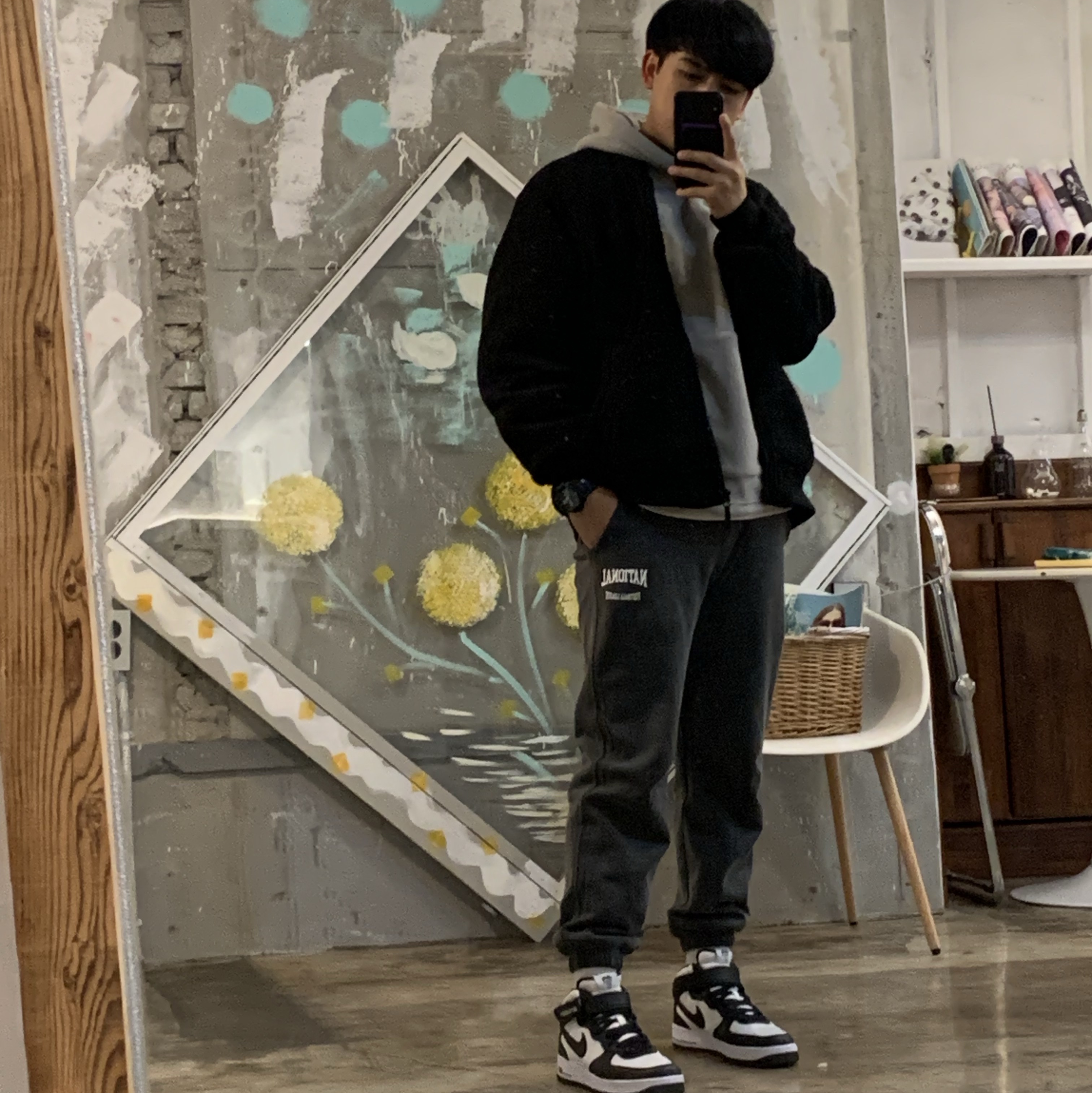 Nike x Stussy Air Force 1 '07 Mid SP Black and Light Bone 착용 스타일 - 2