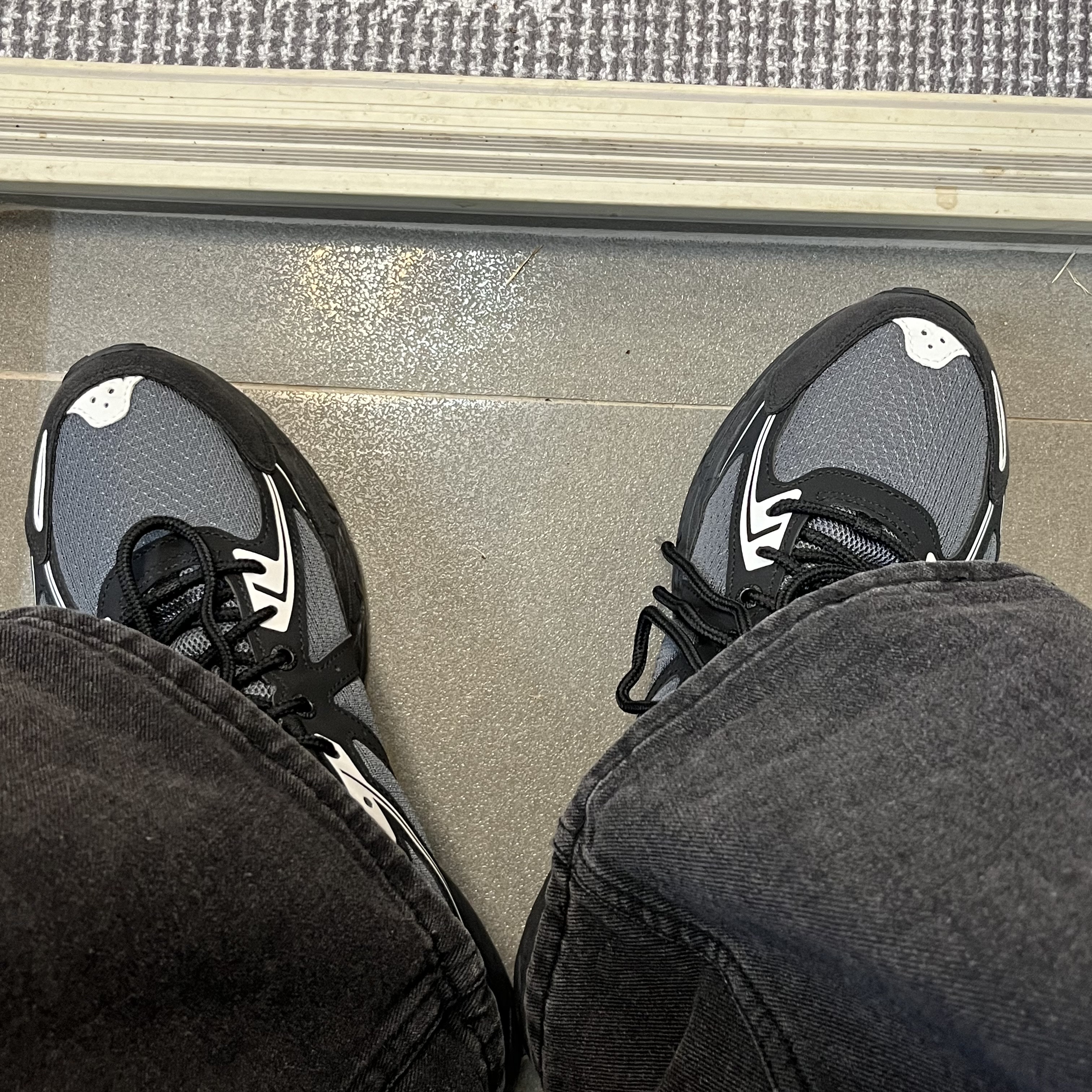 Asics Gel-Venture 6 Carrier Grey 착용 스타일