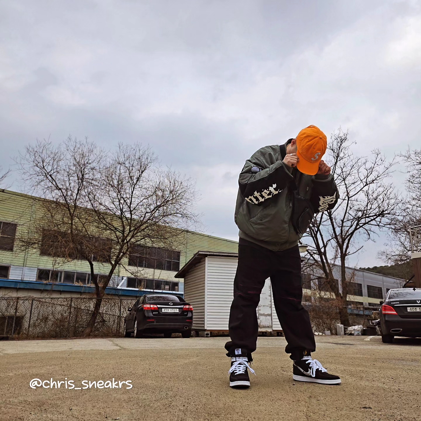 Supreme x Bounty Hunter MA-1 Jacket Olive - 23FW, Supreme Pigment Canvas S Logo 6-Panel Orange - 23SS 착용 스타일 - 2