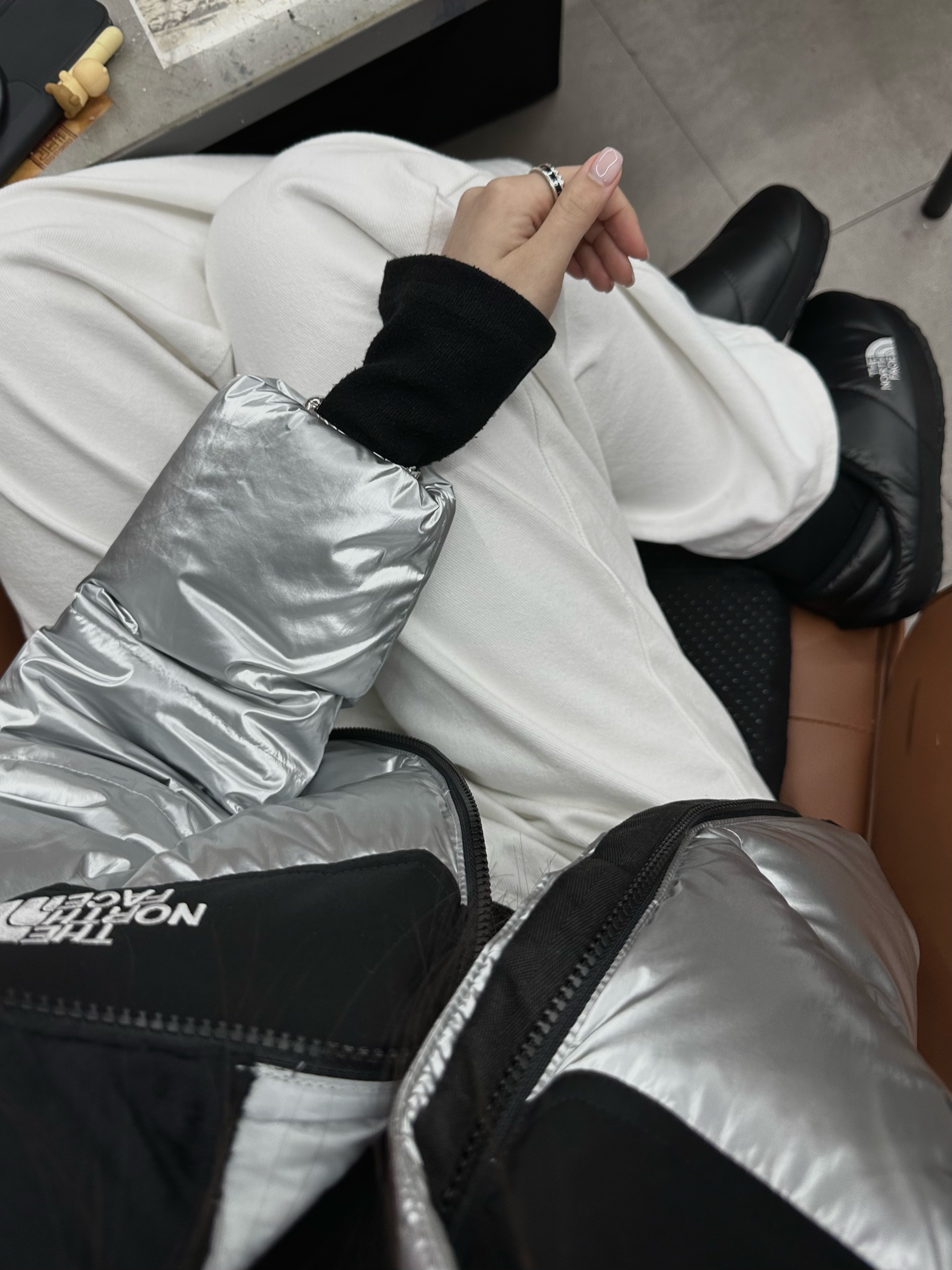 (W) The North Face White Label Novelty Nuptse Down Jacket SE Silver, The North Face Nuptse Mule Black 착용 스타일 - 1