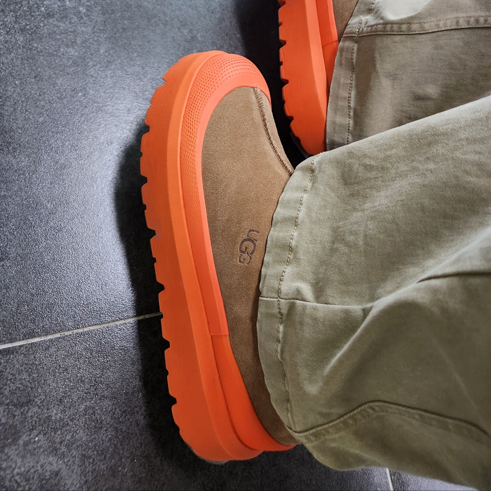 UGG Tasman Weather Hybrid Chestnut Orange 착용 스타일 - 4