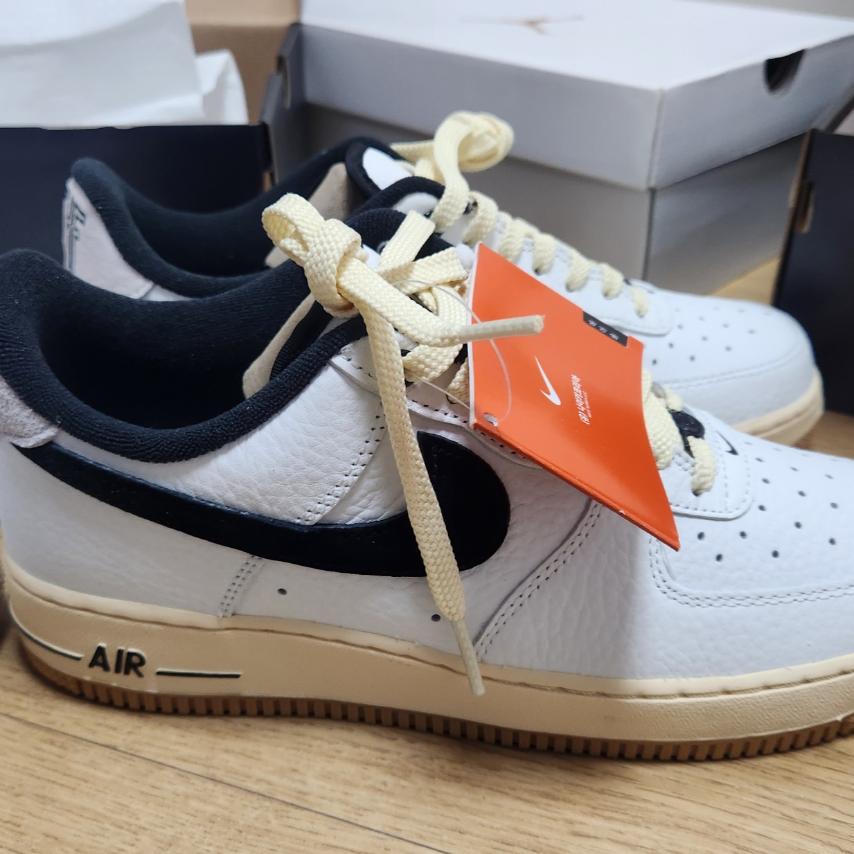 (W) Nike Air Force 1 '07 LX Black and Summit White 착용 스타일 - 2