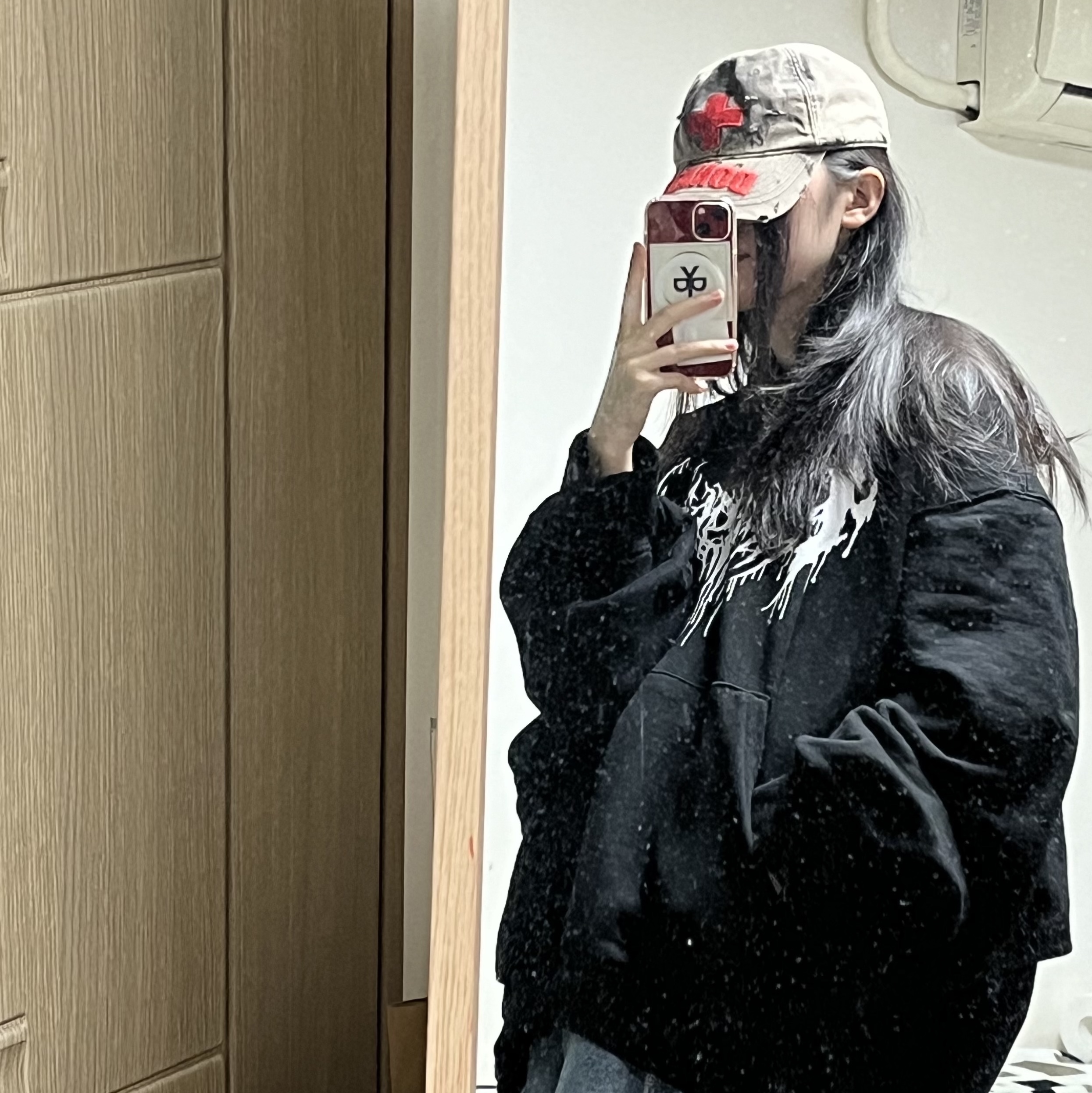 Project G/R Red Cross Donate Cap Washed Brown, Ourpas 075 Glitter Logo Hoodie 착용 스타일