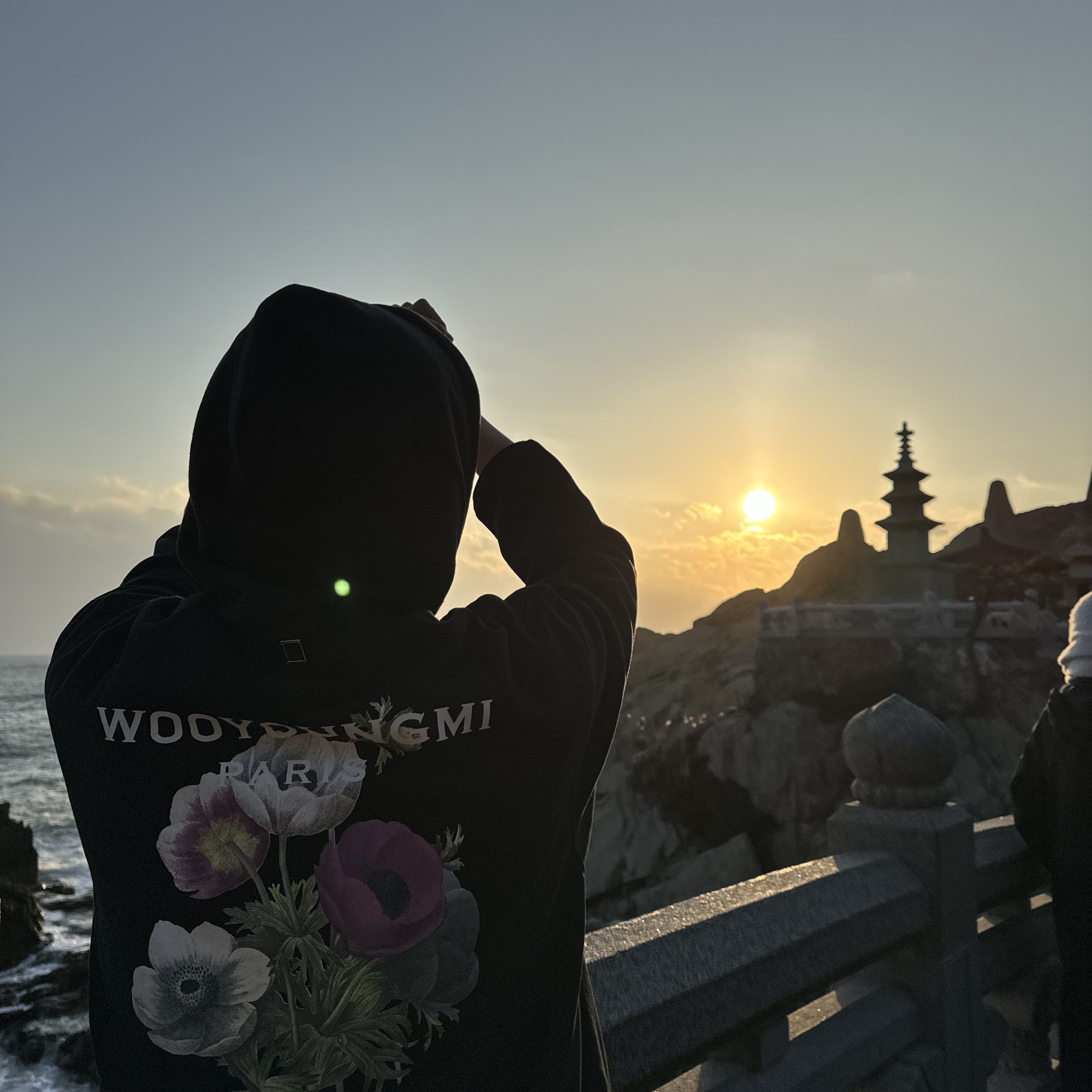Wooyoungmi Flower Back Logo Hoodie Black - 23FW 착용 스타일 - 2