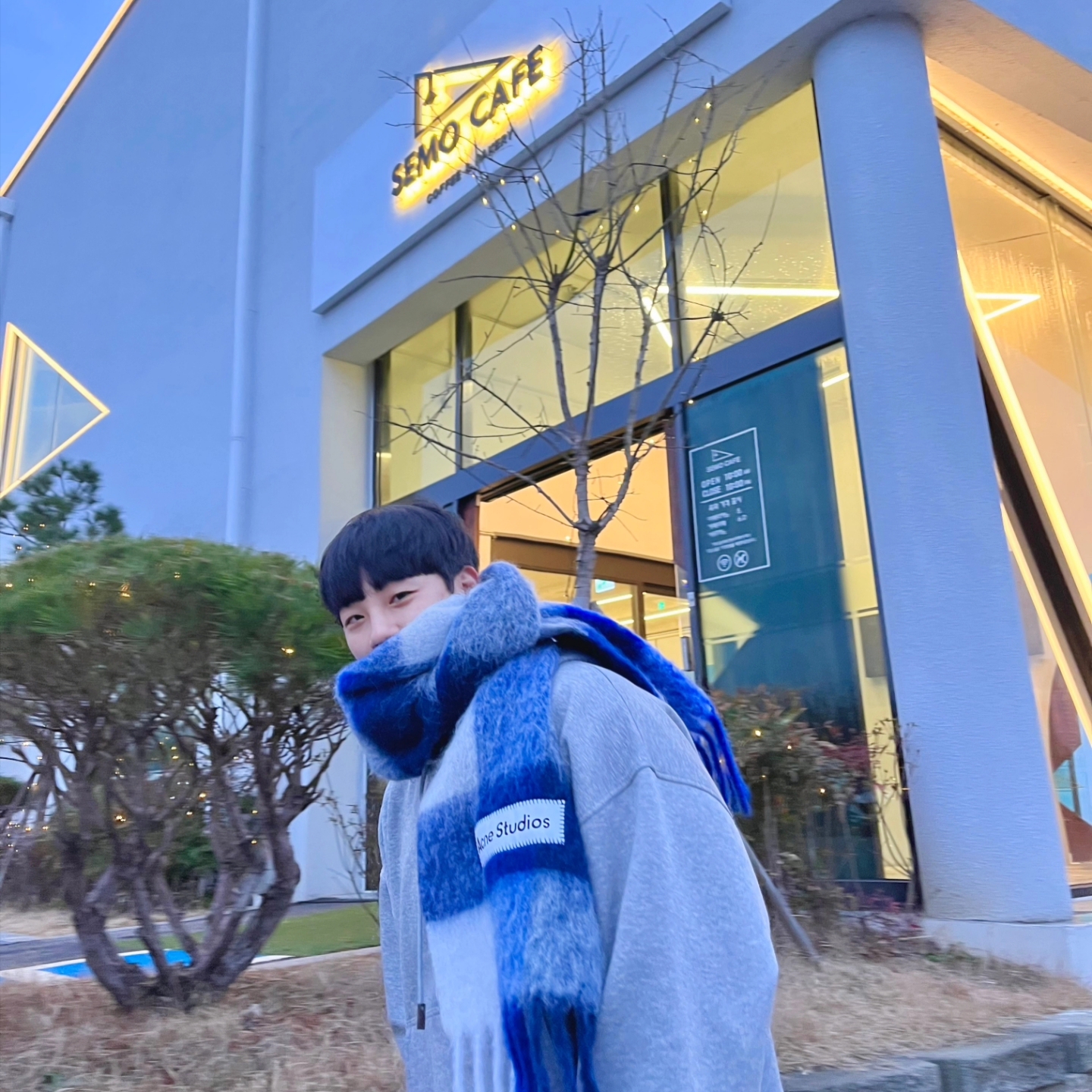 Acne Studios Mohair Check Muffler Pastel Blue Beige 착용 스타일