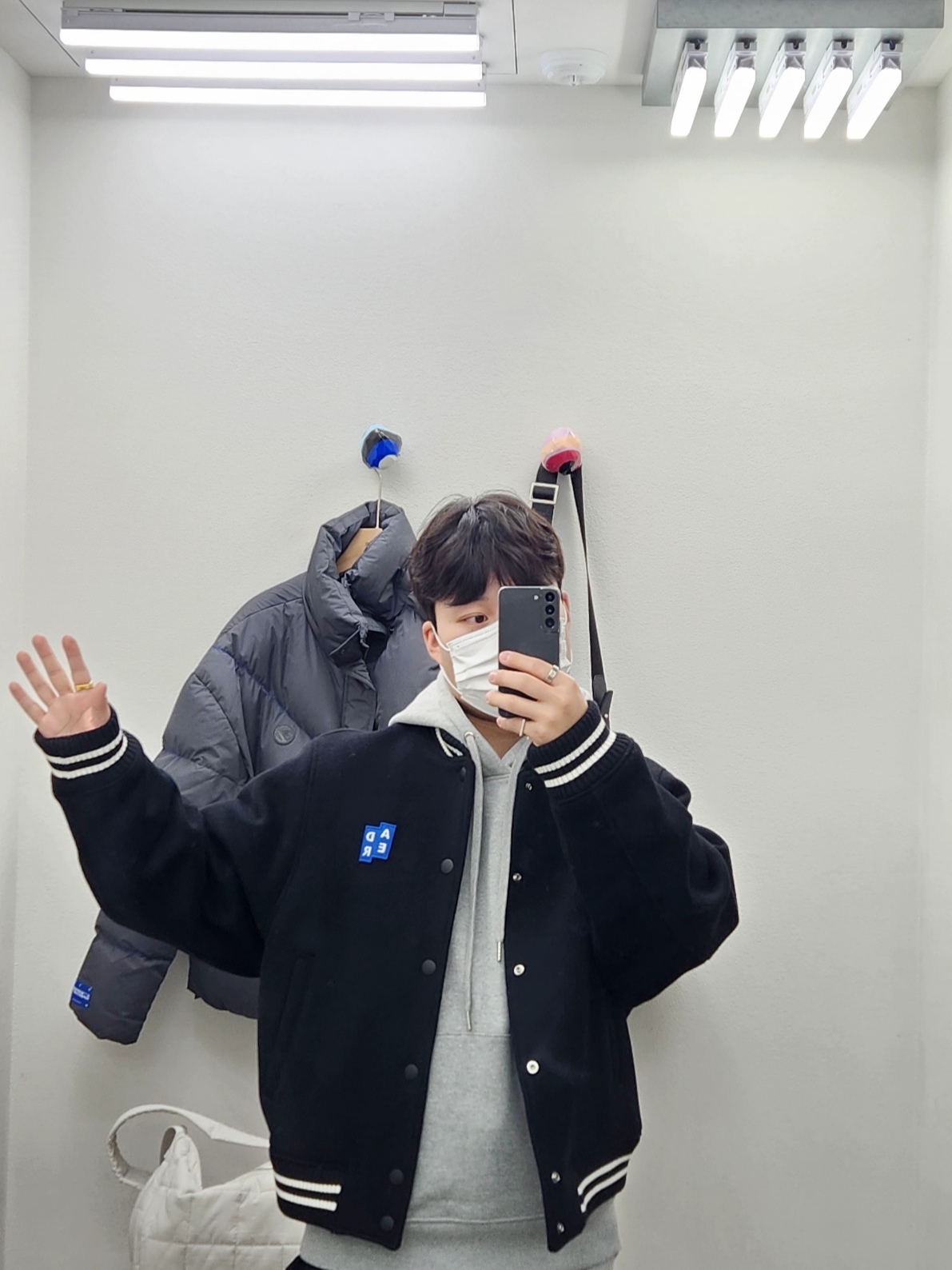 Ader Error Sig; TRS Tag Varsity Jacket 01 Noir, Zara x Ader Error Oversize Puffer Jacket Grey 착용 스타일 - 1