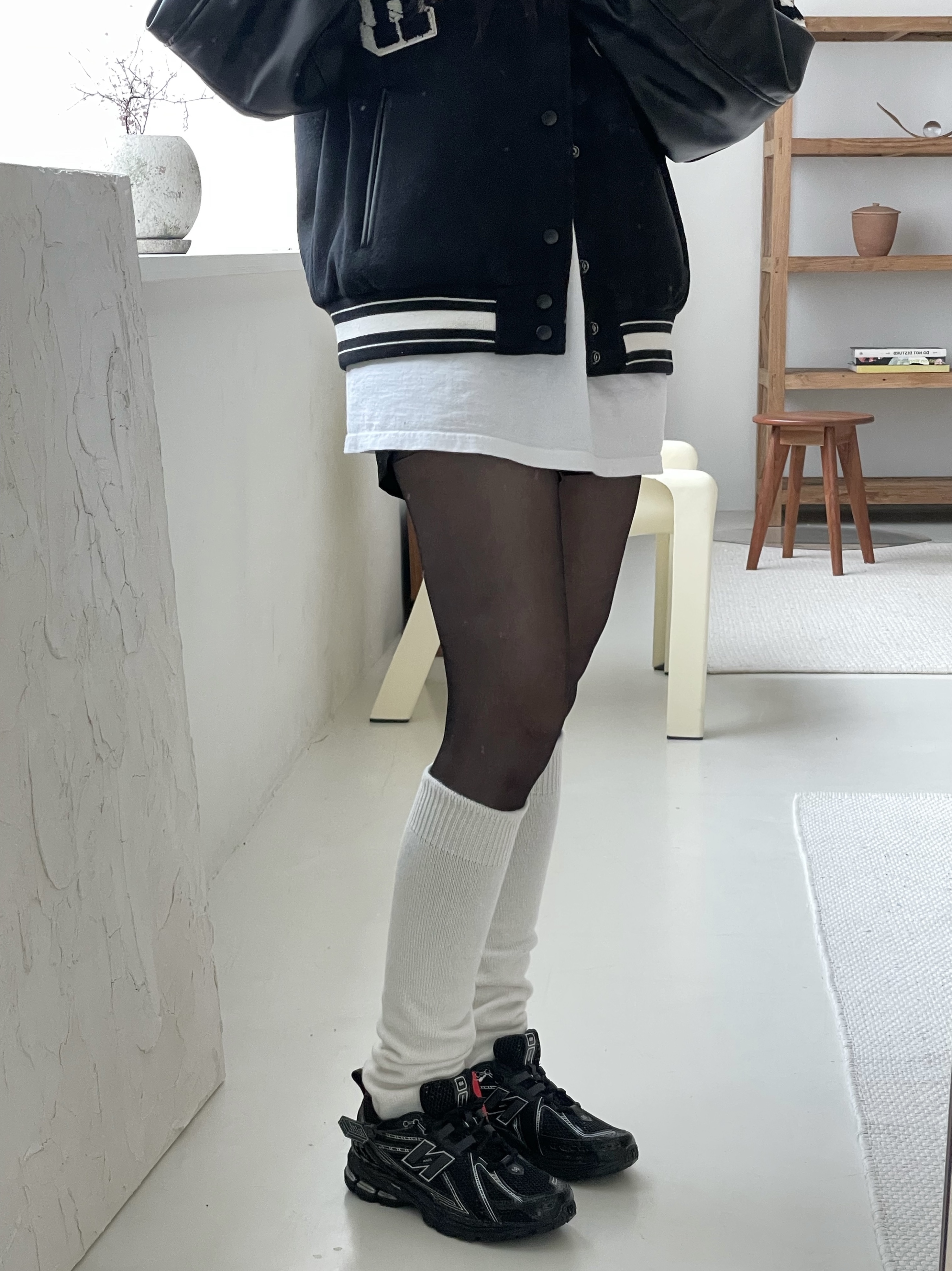 New Balance 1906R Black Silver Metallic, Stussy Basic Stussy T-Shirt White 2023 착용 스타일 - 1