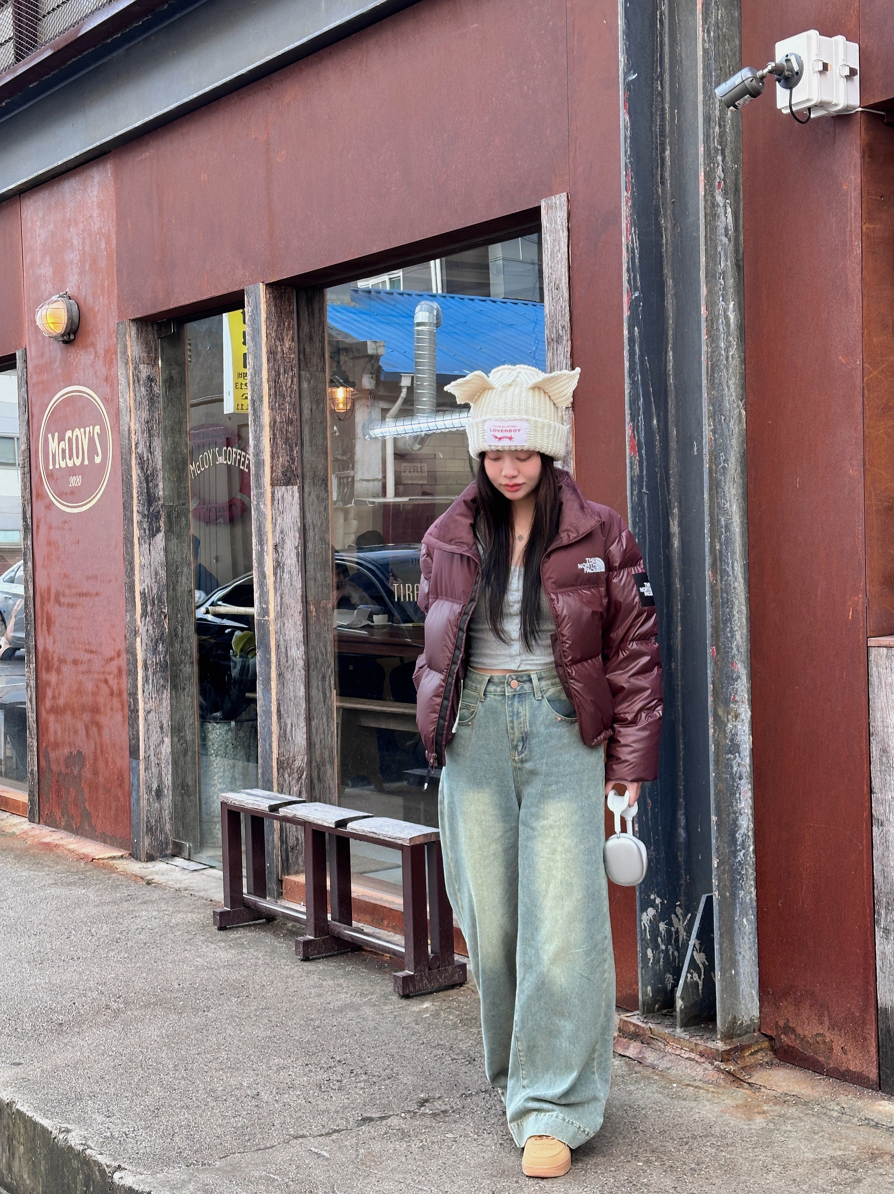 Charles Jeffrey Loverboy Chunky Ears Beanie Ecru, (W) The North Face White Label Novelty Nuptse Down Jacket Cocoa Brown 착용 스타일 - 2
