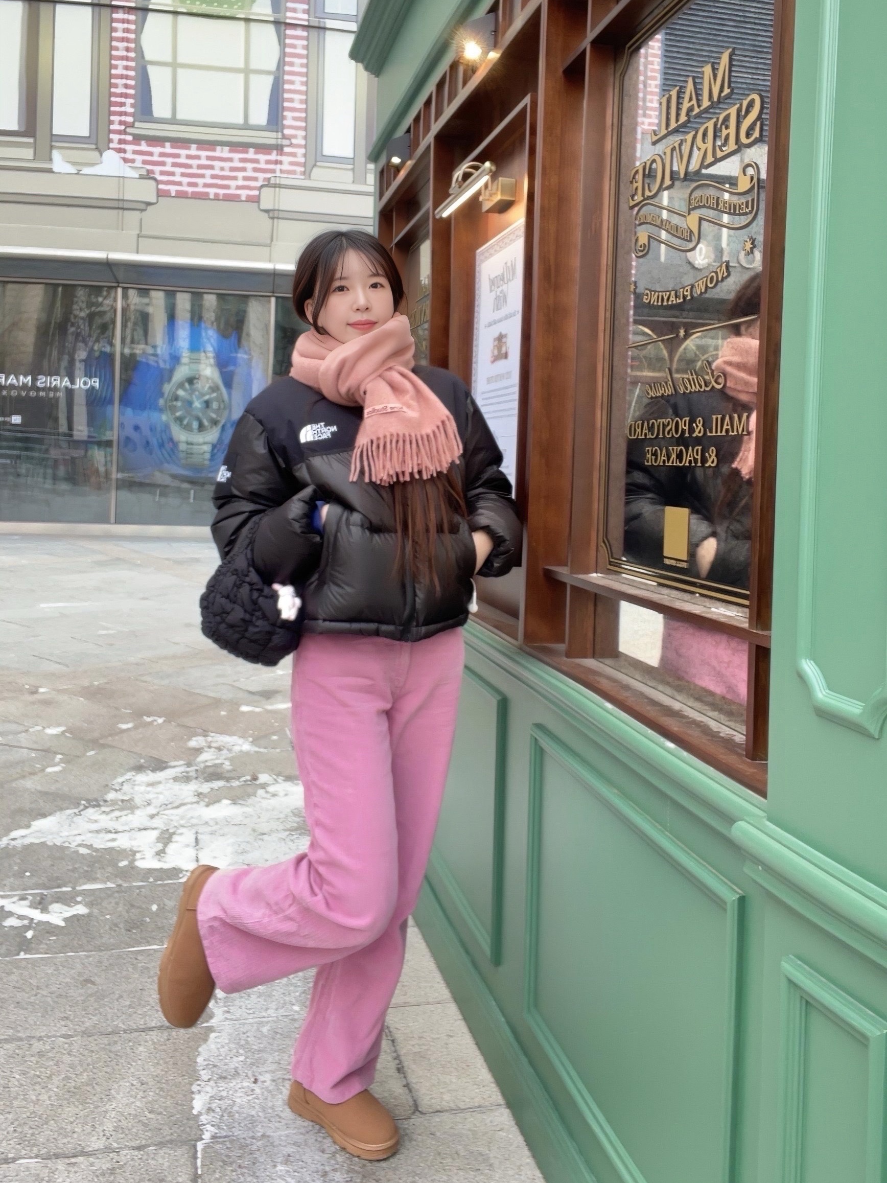 Acne Studios Narrow Wool Fringe Muffler Rose Melange, COS Quilted Micro Bag Black 착용 스타일 - 3