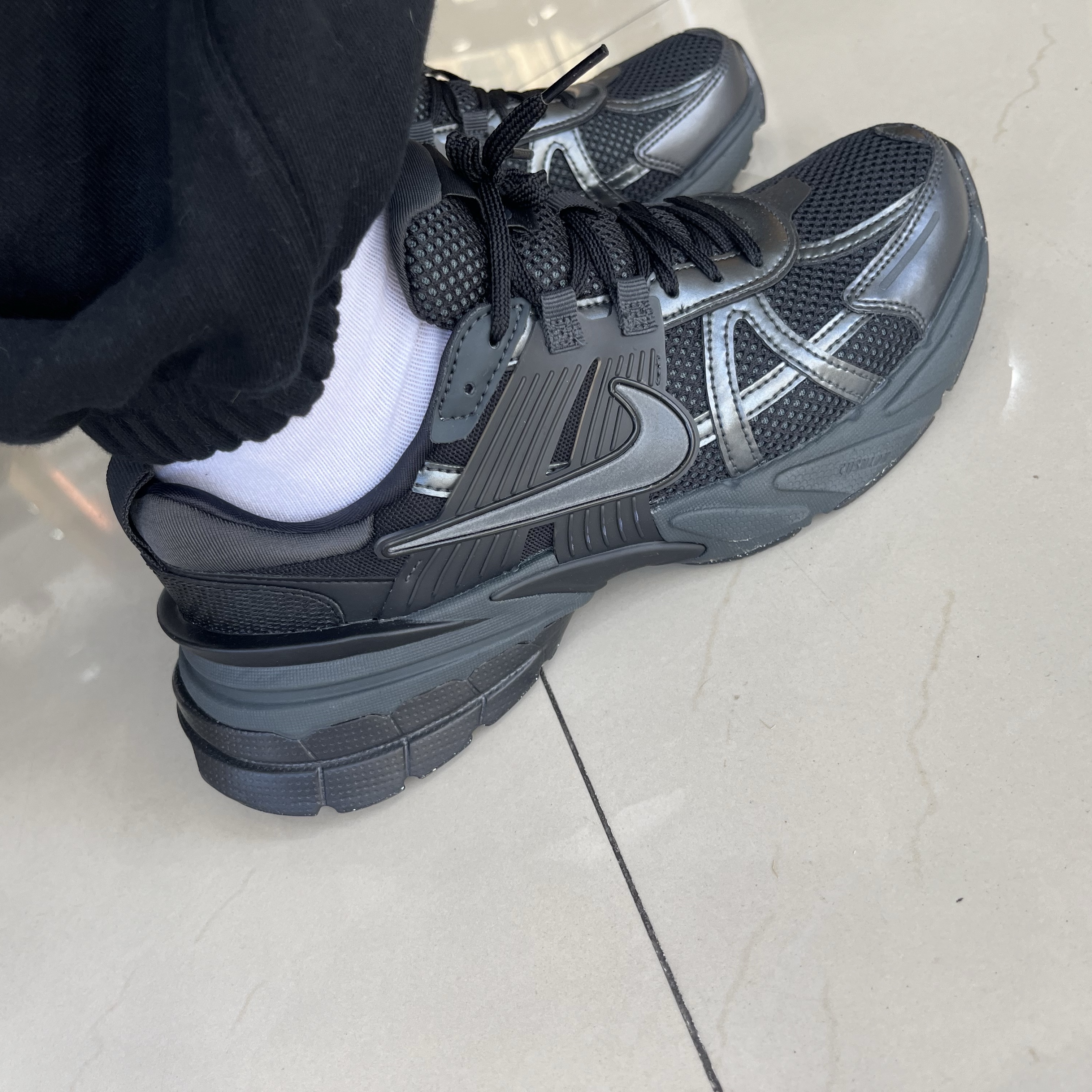 Nike V2K Run Black Anthracite 착용 스타일 - 3