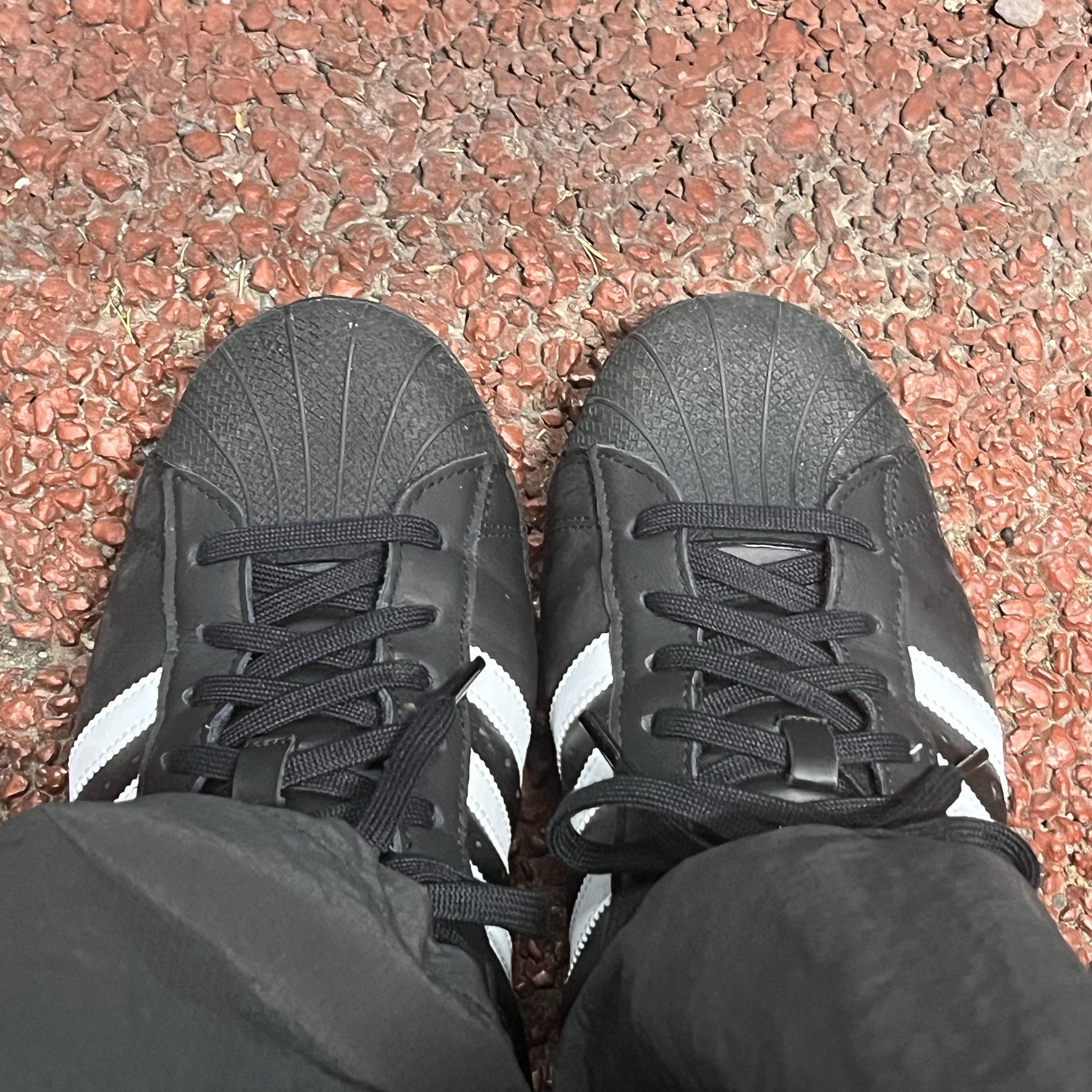 Adidas Superstar Core Black White 착용 스타일
