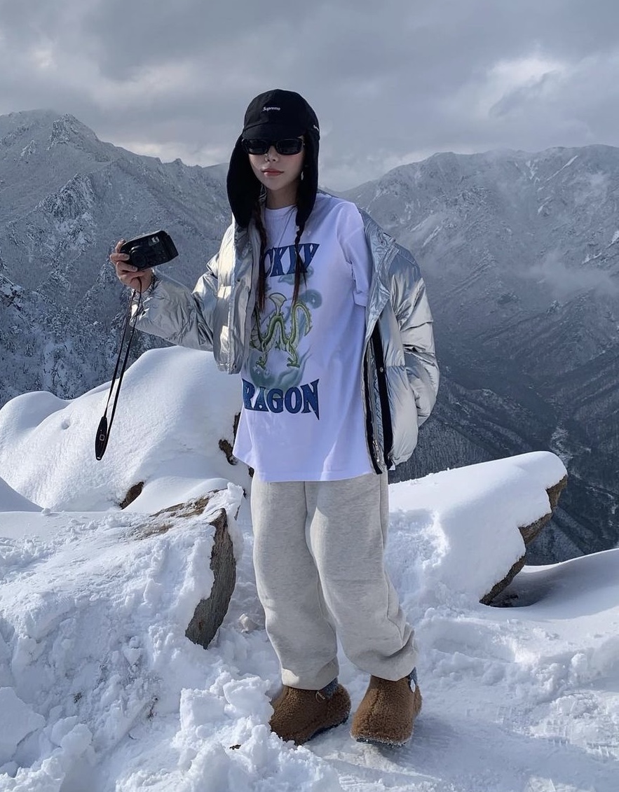 Crocs x Lil Nas X Mega Crush Clog Black Brown, Supreme Gore-Tex Earflap Cap Black - 23FW 착용 스타일 - 1