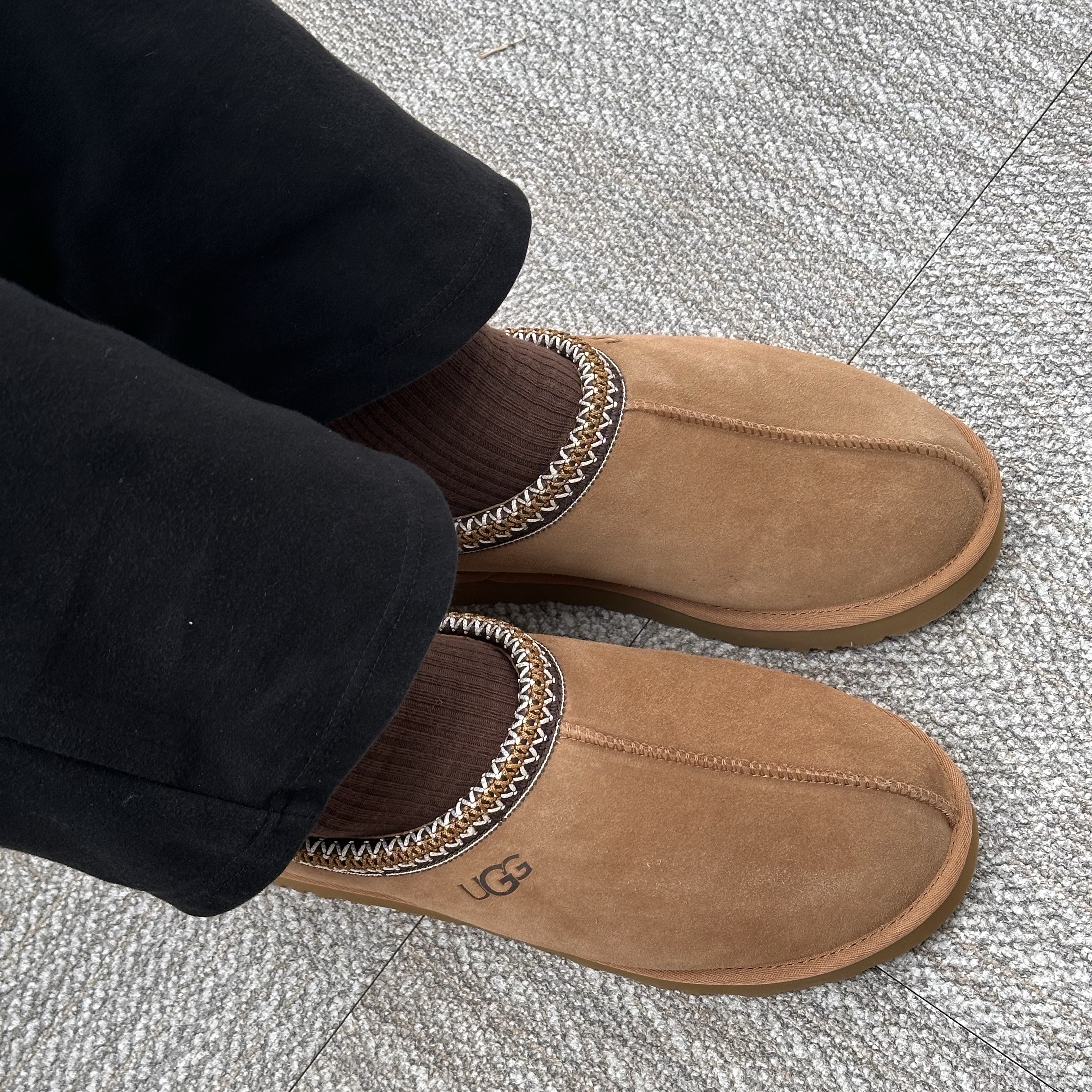 UGG Tasman Slipper Chestnut 착용 스타일