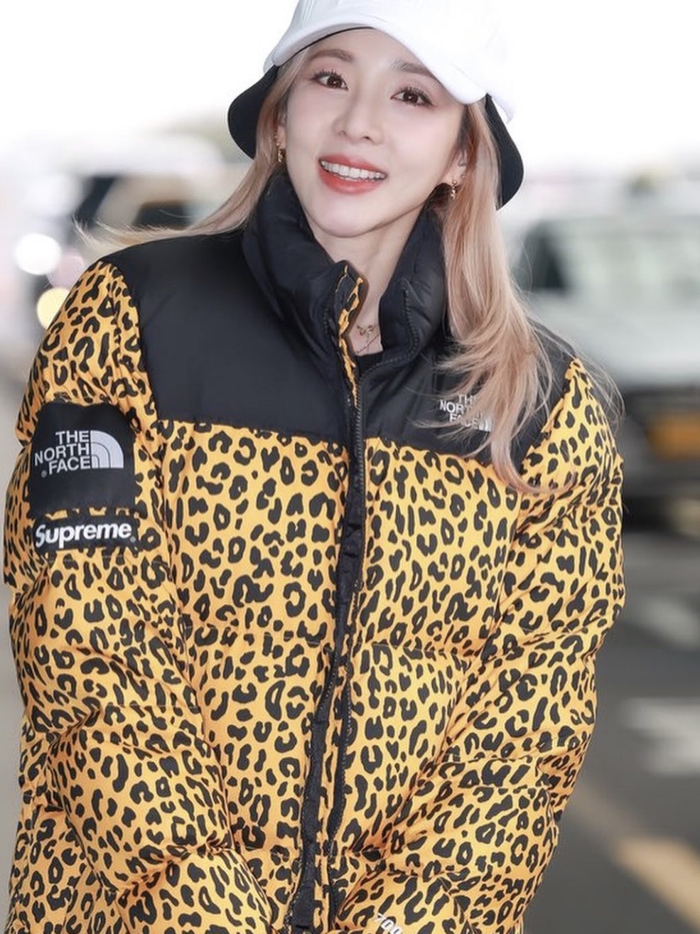 (W) The North Face White Label Novelty Nuptse Down Jacket P Gold, Supreme Linen Fitted Camp Cap White - 22SS 착용 스타일 - 2