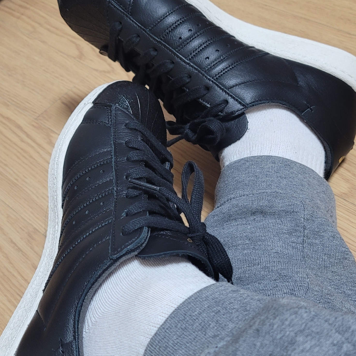 Adidas Superstar 82 Core Black Off White 착용 스타일 - 2