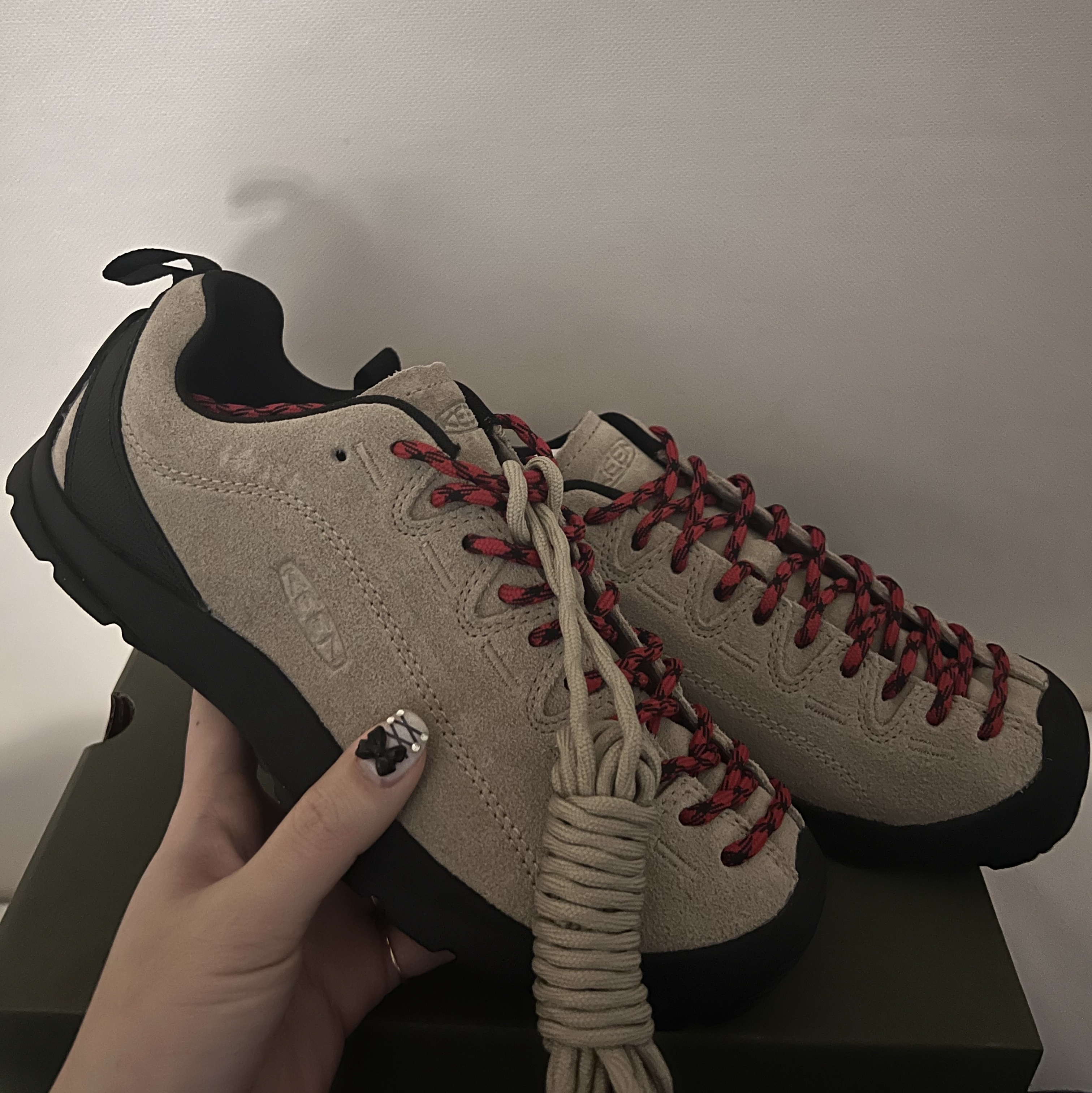 (W) Keen Jasper Suede Sneakers Silver Mink 착용 스타일
