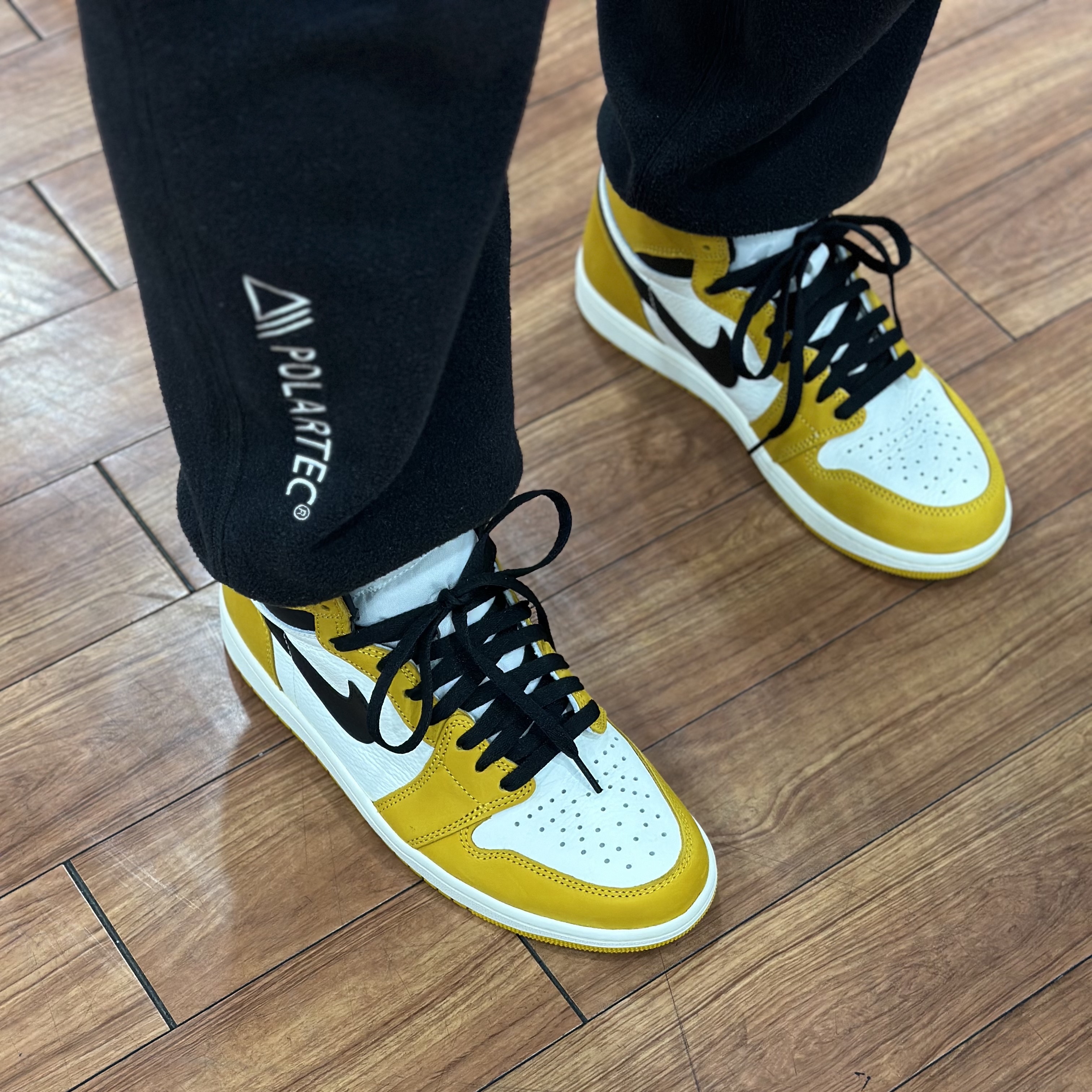 Jordan 1 Retro High OG Yellow Ochre, Nike ACG Polartec Wolf Tree Pullover Hoodie Golden Beige - Asia 착용 스타일 - 2