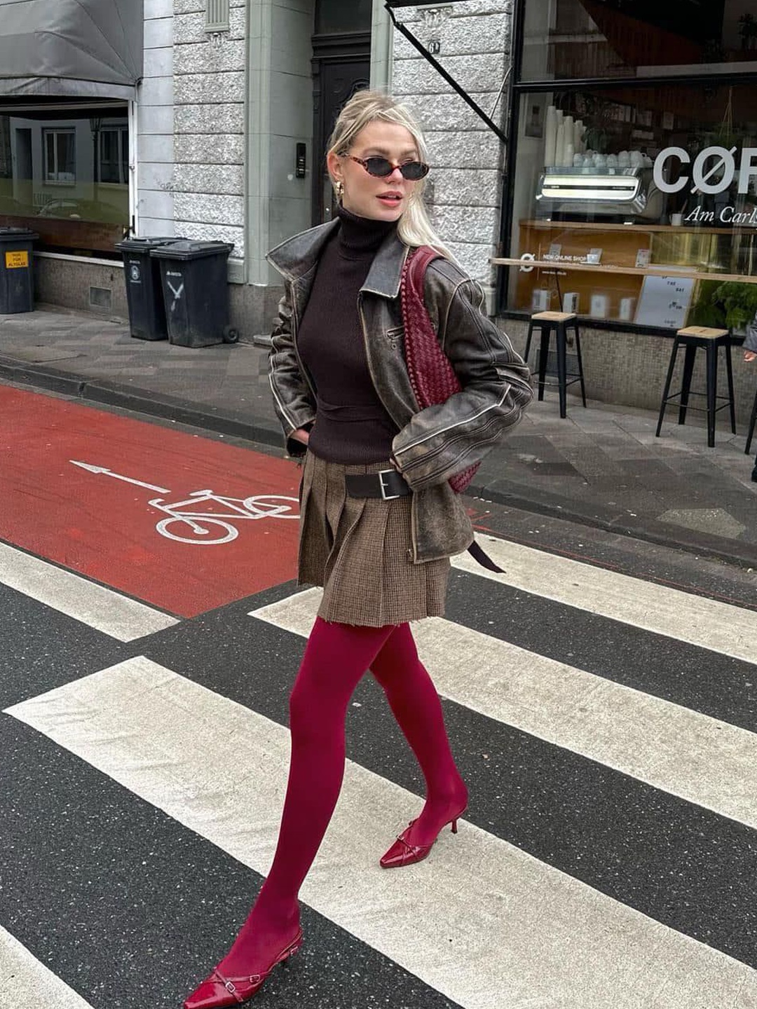 Acne Studios Canada Narrow New Wool Muffler Cherry Red, Bottega Veneta Mini Leather Jodie Red 착용 스타일 - 3