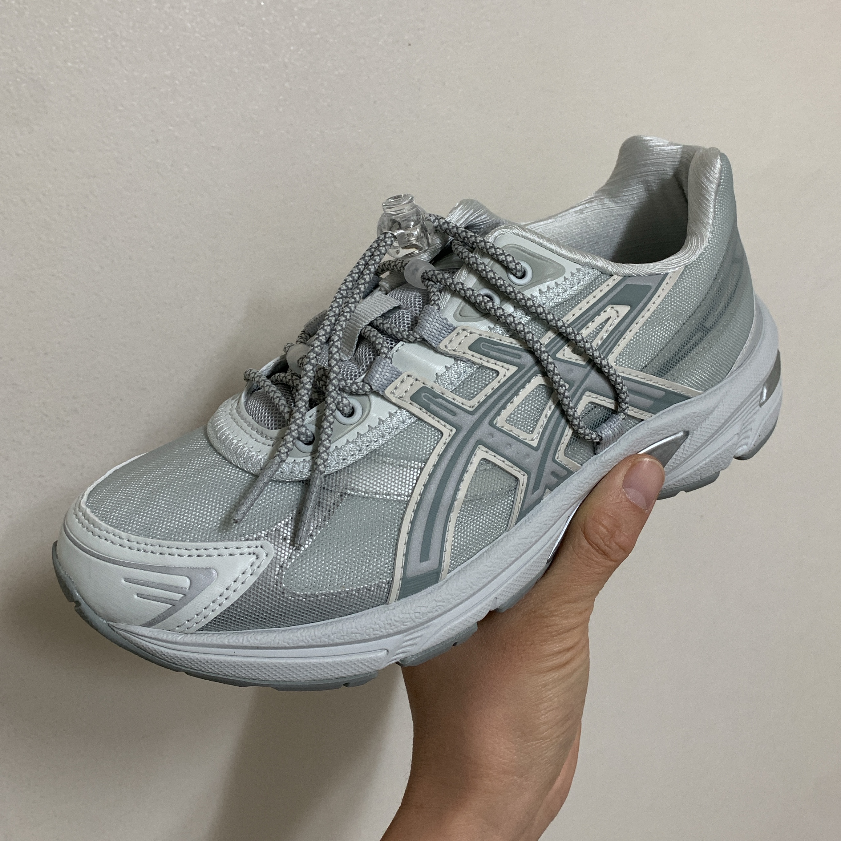 Asics x Atmos x Ojos Gel-1130 RE Glacier Grey Pure Silver 착용 스타일 - 1