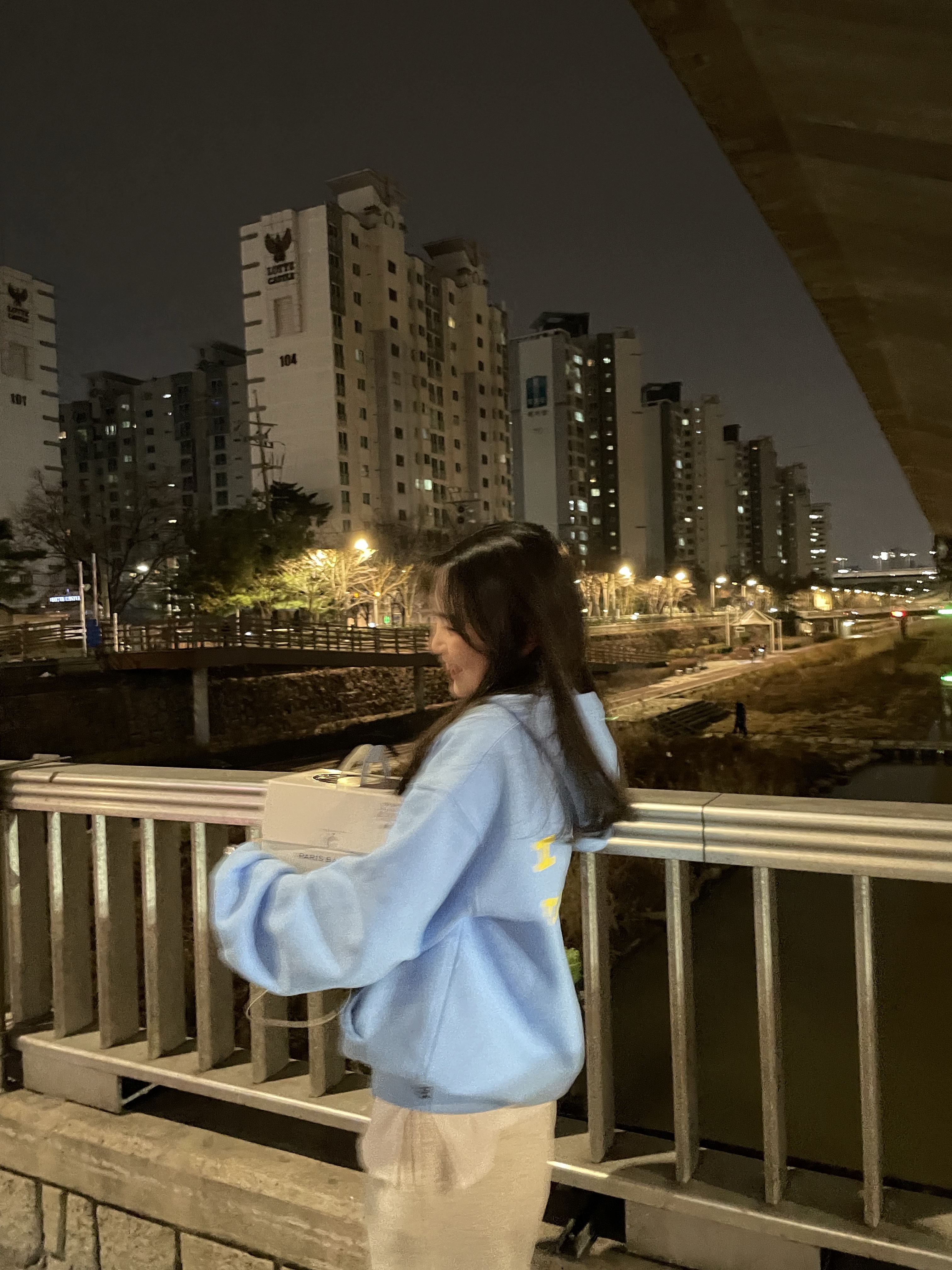 IAB Studio Hoodie Sky Blue Lemon 착용 스타일