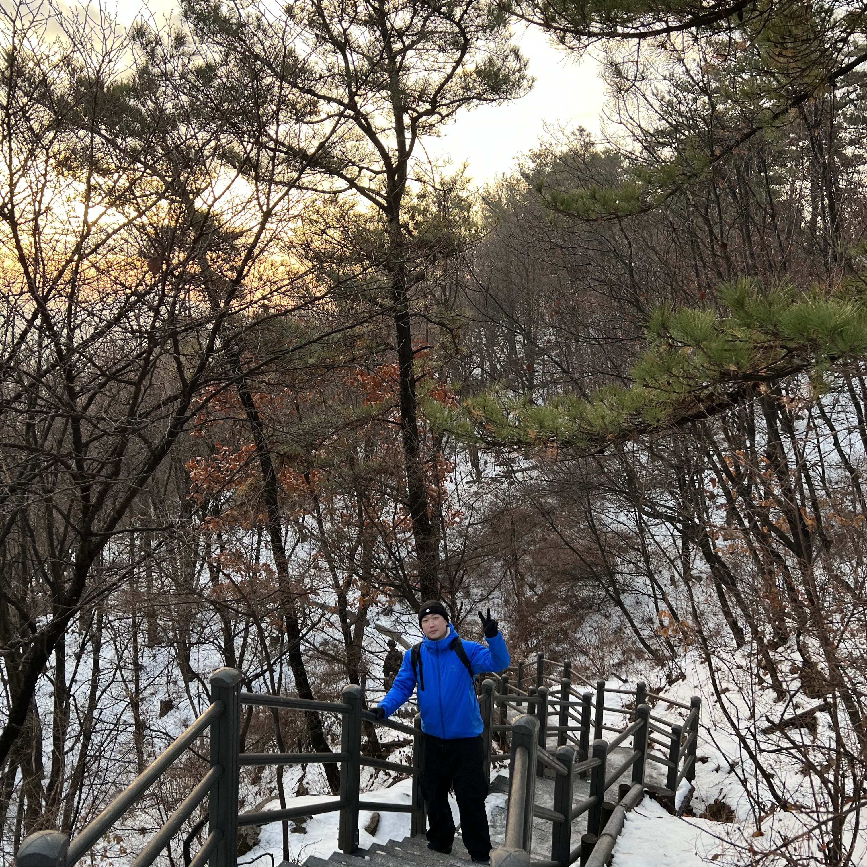 Arc'teryx Atom LT Hoody Fluidity, Supreme Backpack Blue - 23FW 착용 스타일 - 3