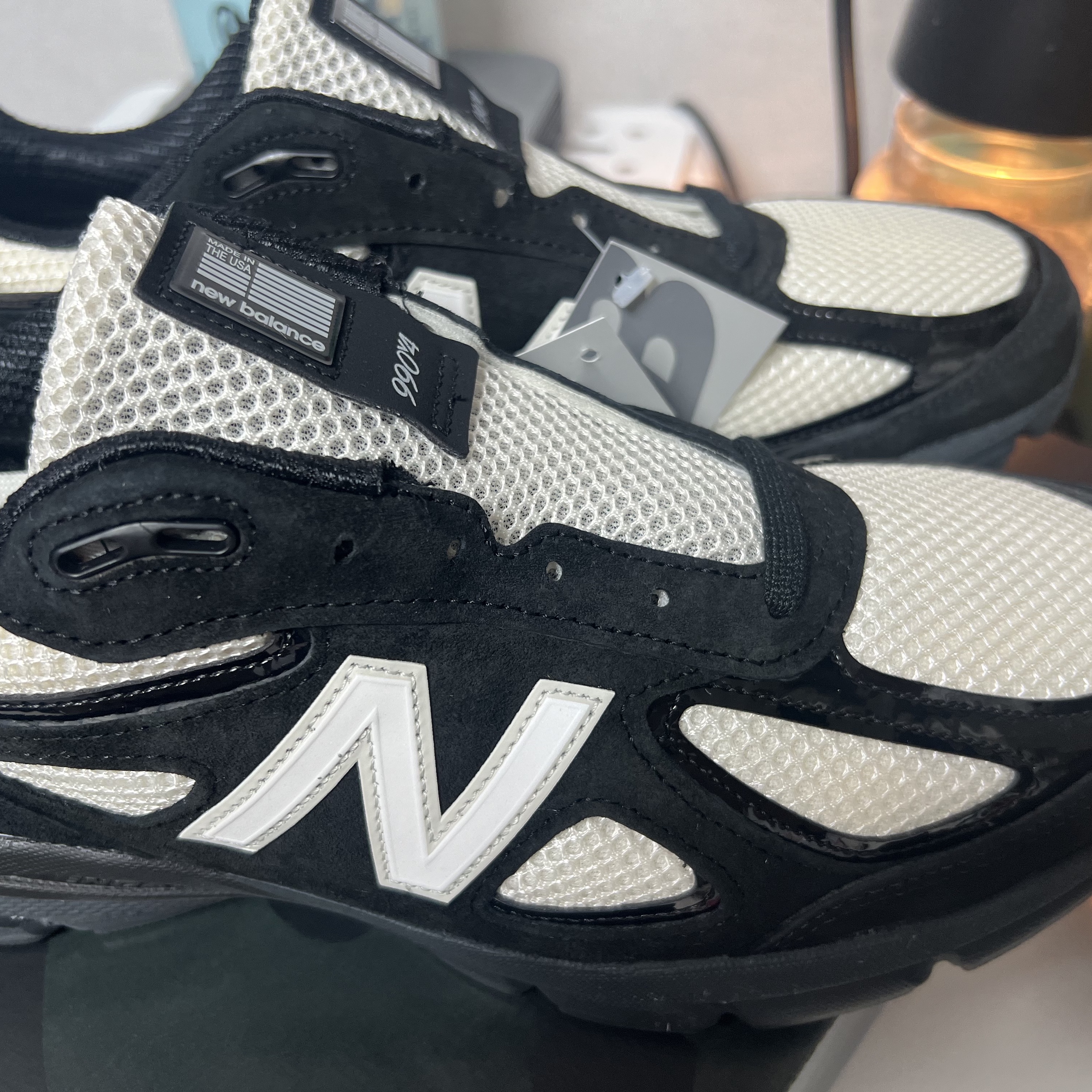 New Balance x Joe Freshgoods 990v4 Made in USA Black White 착용 스타일 - 1