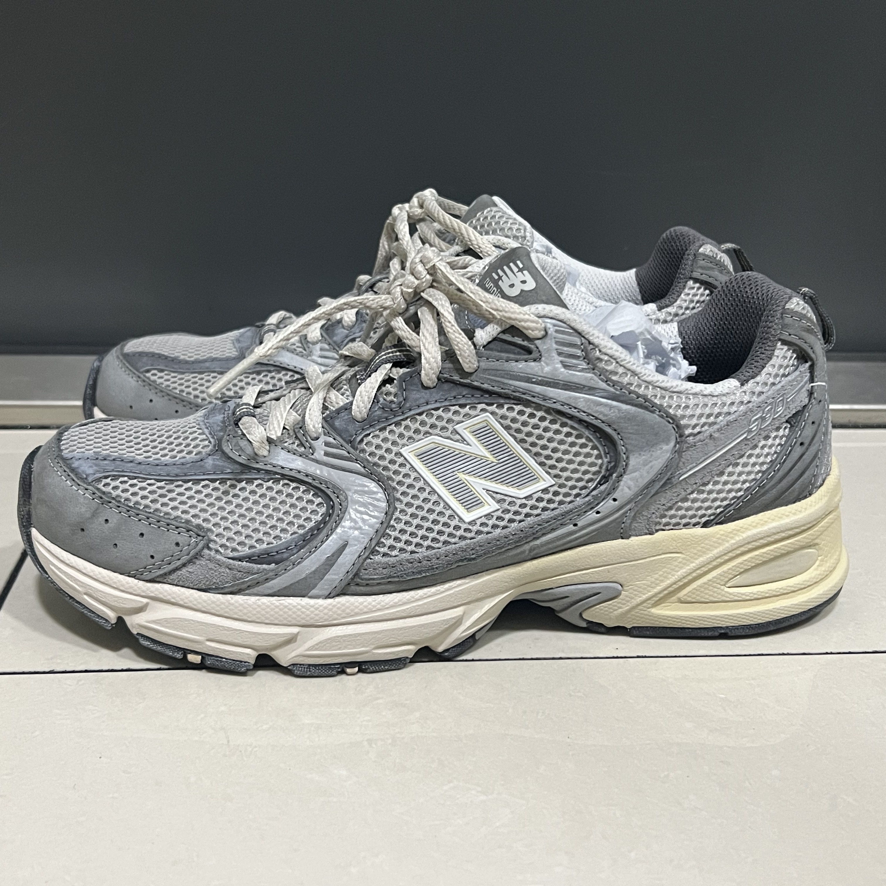 New Balance 530 Premium Vintage Grey Matter 착용 스타일