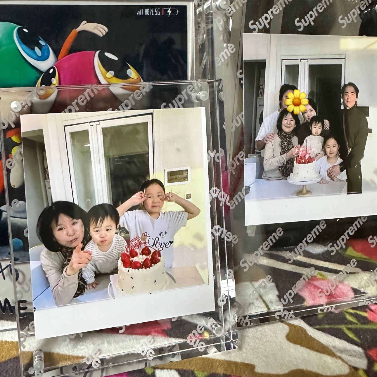 Supreme Acrylic Photo Frame Clear (Set of 2) 착용 스타일