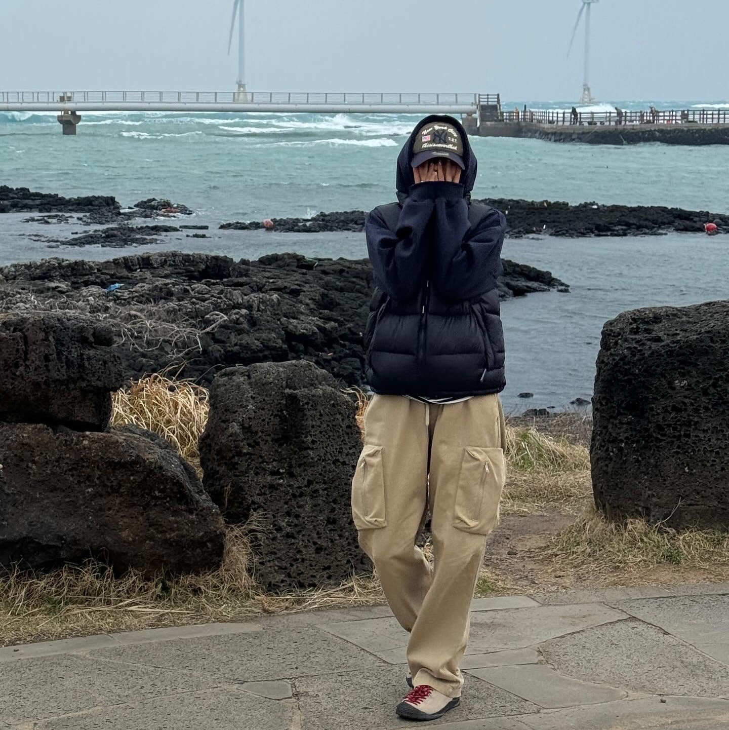 (W) Keen Jasper Suede Sneakers Silver Mink, (W) The North Face 1996 Retro Nuptse Vest Black 착용 스타일 - 2
