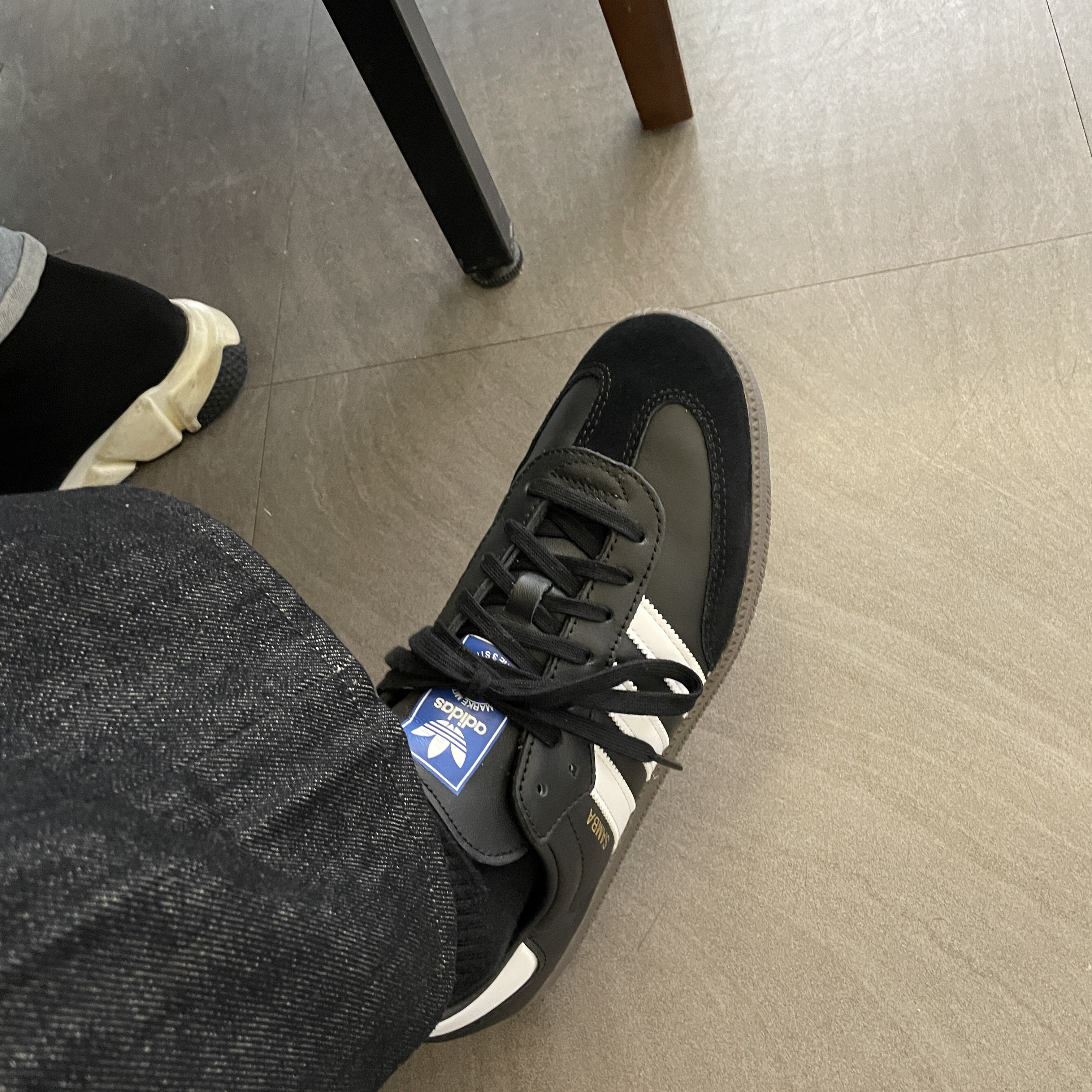 Adidas Samba OG Black White Gum 착용 스타일 - 2