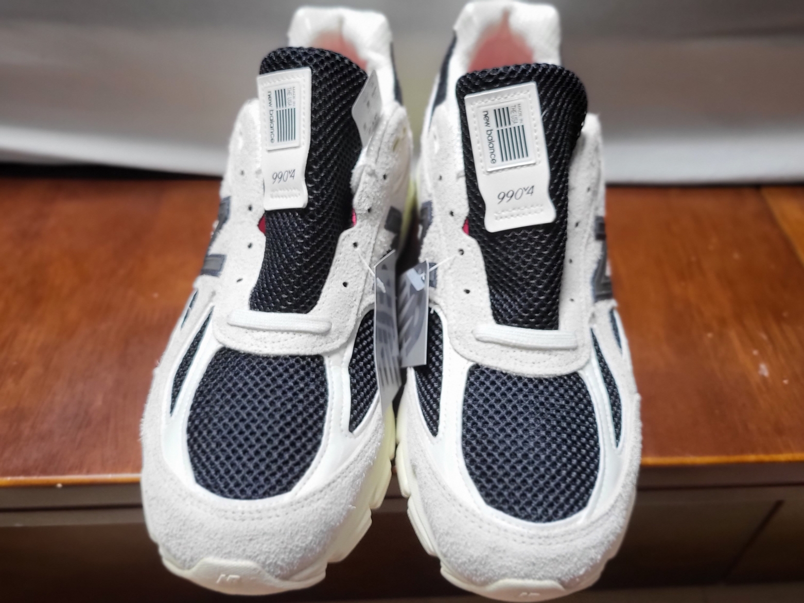 New Balance x Joe Freshgoods 990v4 Made in USA White Black 착용 스타일 - 3
