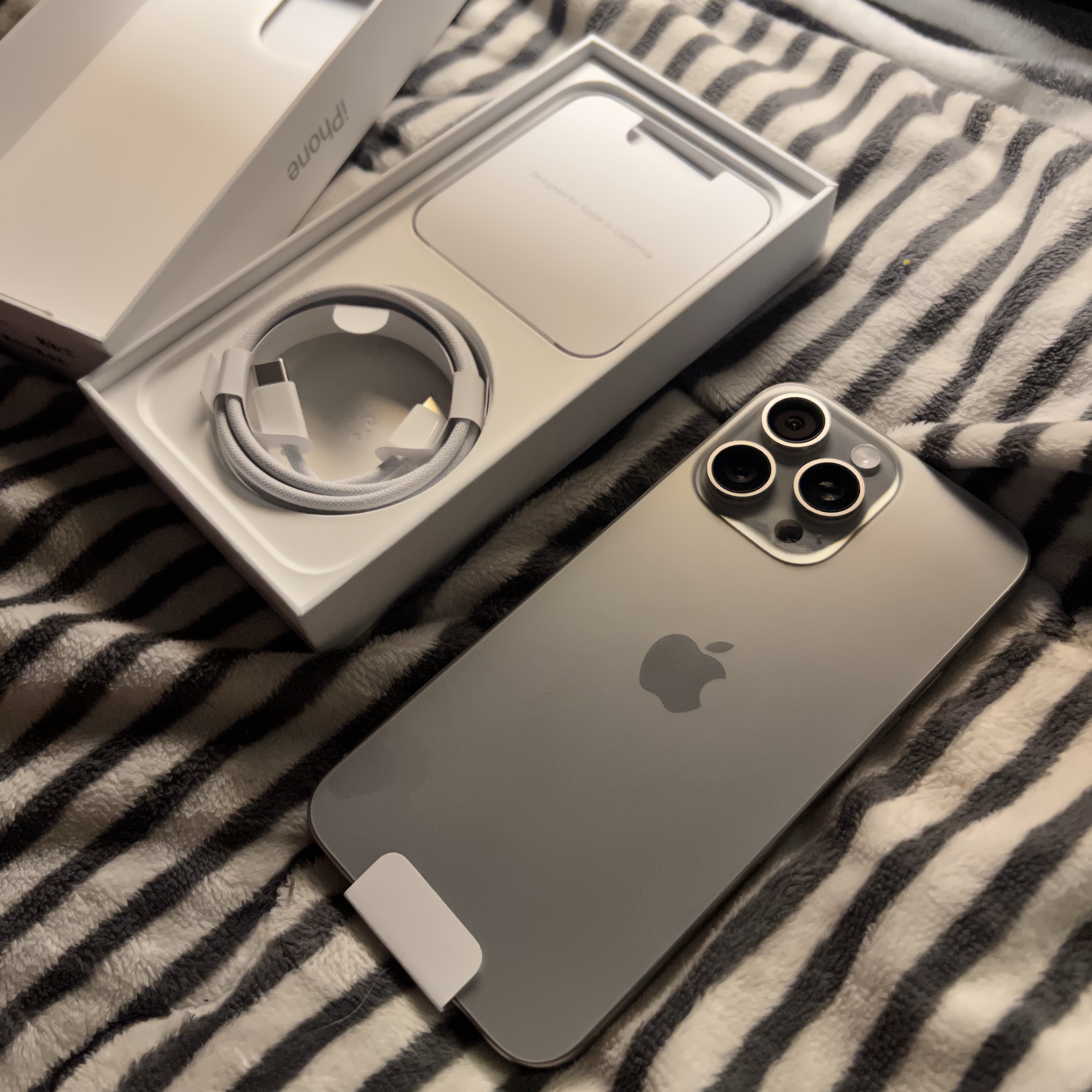Apple iPhone 15 Pro Max 256GB Natural Titanium (Korean Ver.) 착용 스타일 - 2