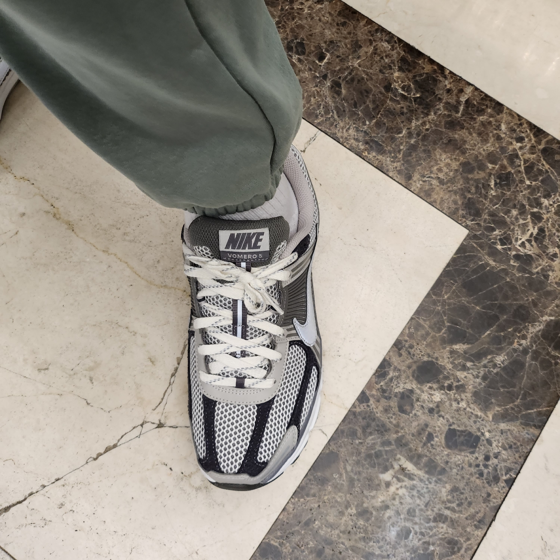 Nike Zoom Vomero 5 PRM Light Iron Ore and Flat Fewter 착용 스타일