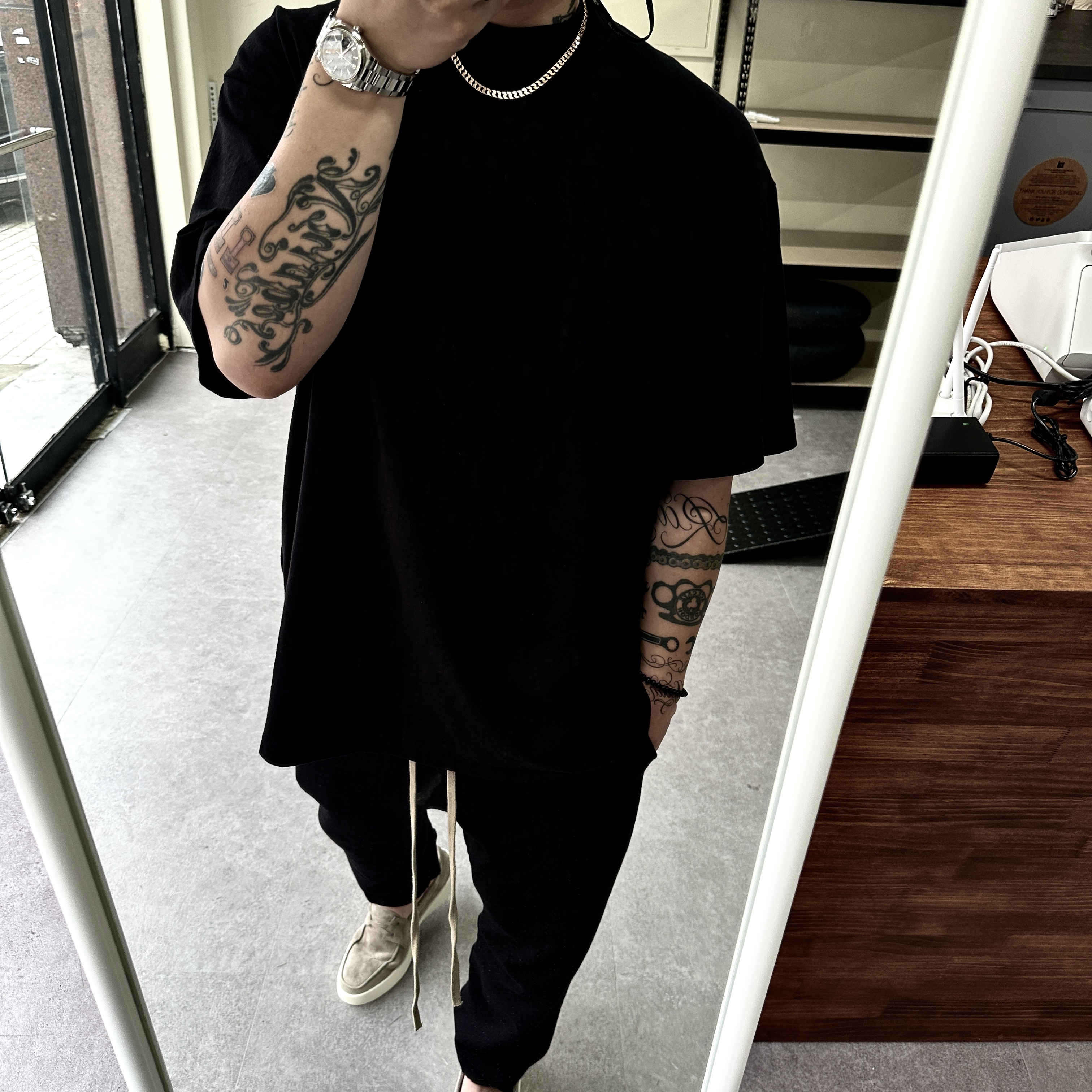 Fear of God Eternal Fleece Classic Sweatpants Black, Fear of God Cotton Short Sleeve T-Shirt Black 착용 스타일 - 2