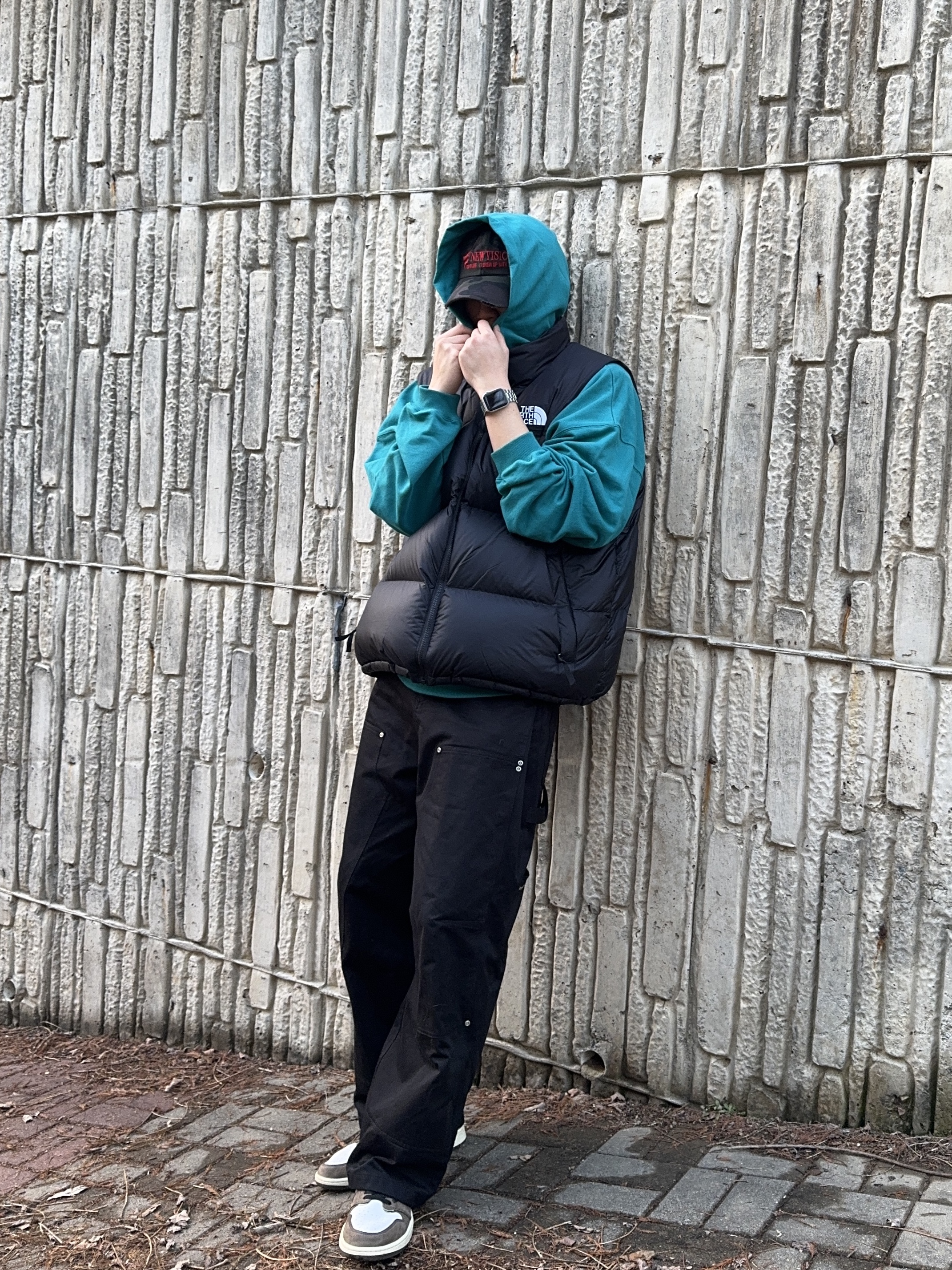 The North Face 1996 Retro Nuptse Vest Black, Jordan 1 x Travis Scott Retro High OG SP Mocha 착용 스타일 - 3